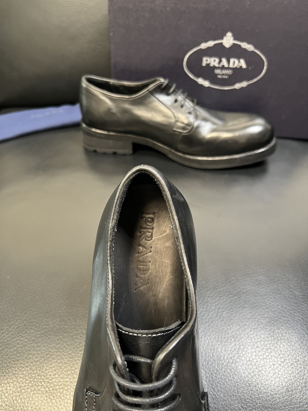 Prada 顶级工艺品，普拉达 专柜同步，原厂配置意大利进口水洗马皮面料，进口牛皮内里垫，透气舒适，鞋底
