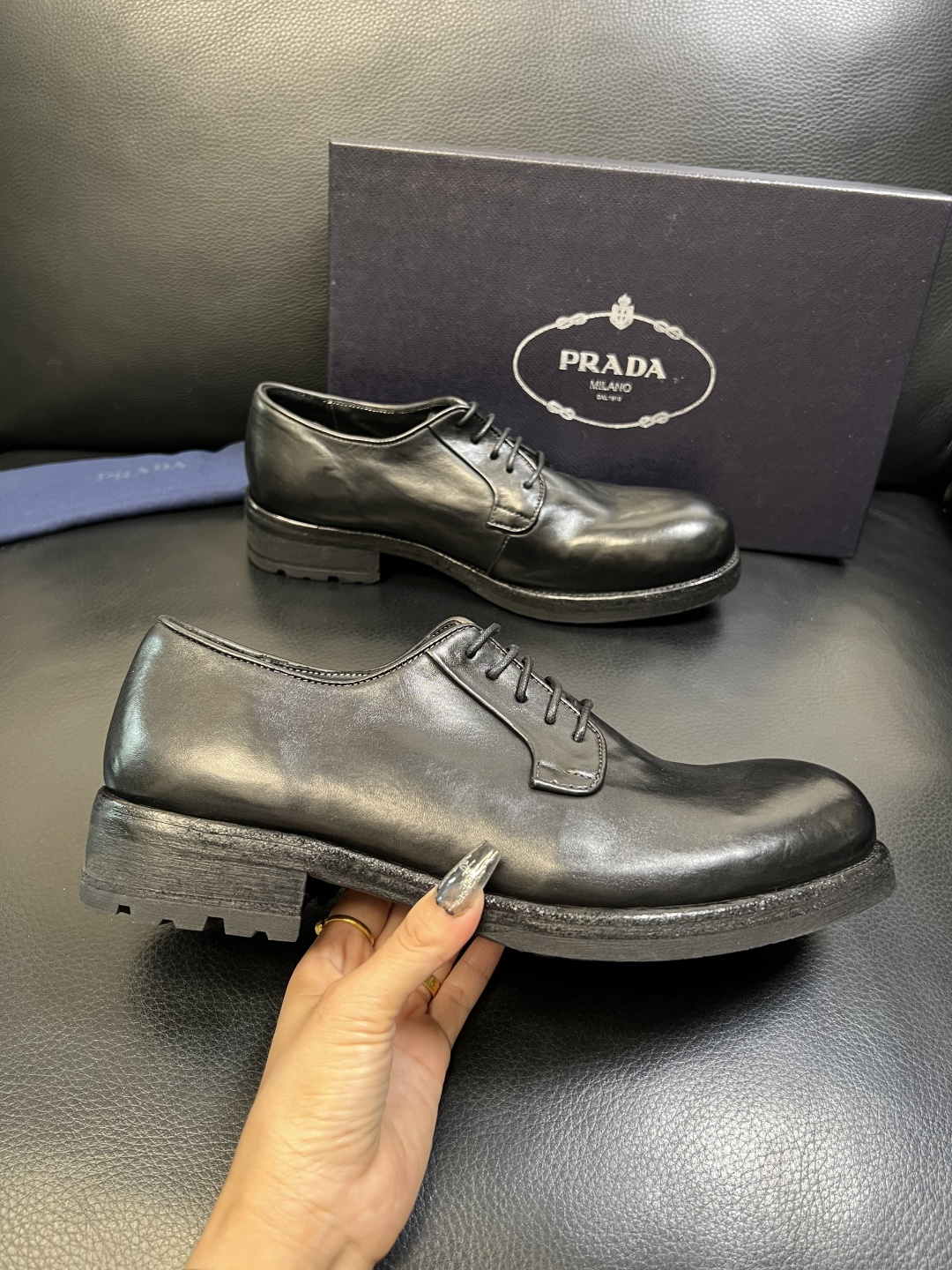 Prada 顶级工艺品，普拉达 专柜同步，原厂配置意大利进口水洗马皮面料，进口牛皮内里垫，透气舒适，鞋底