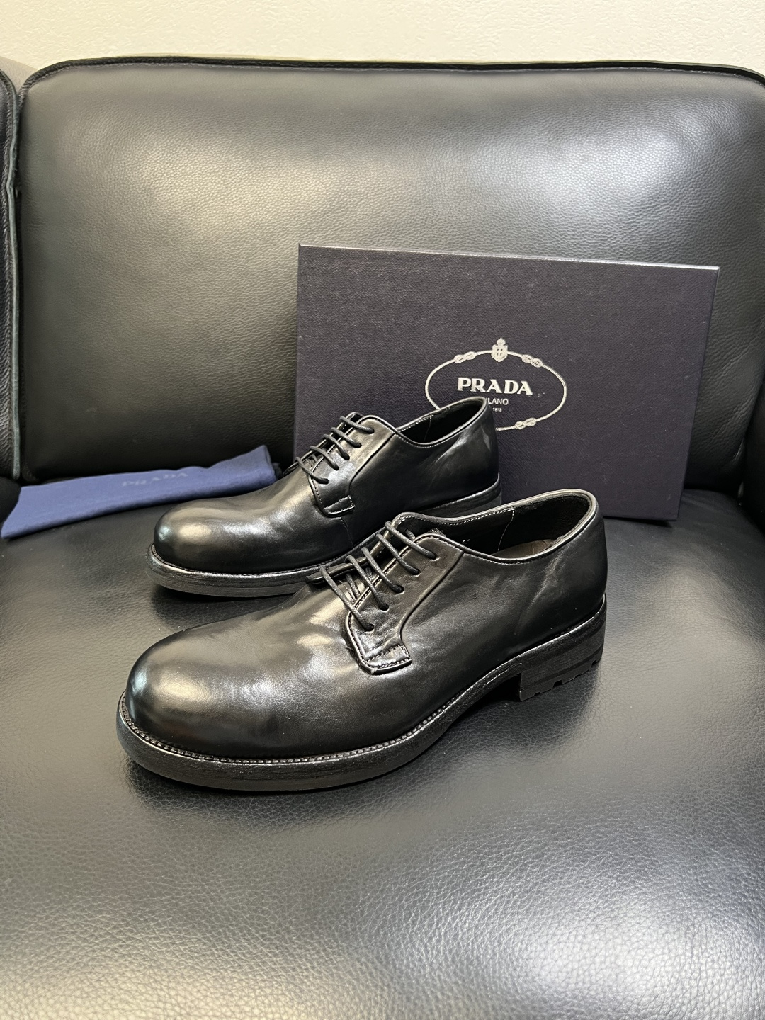 Prada 顶级工艺品，普拉达 专柜同步，原厂配置意大利进口水洗马皮面料，进口牛皮内里垫，透气舒适，鞋底