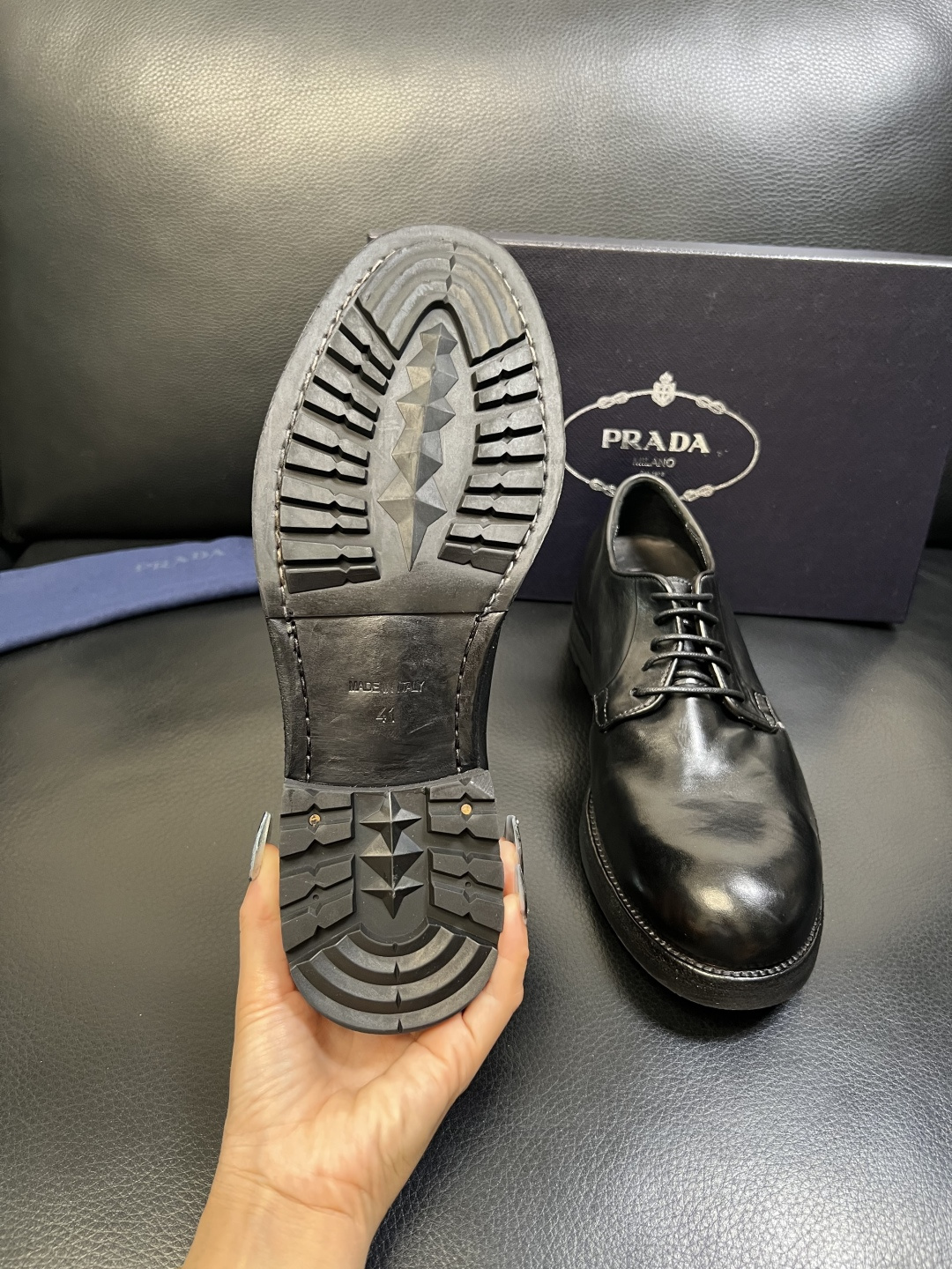 Prada 顶级工艺品，普拉达 专柜同步，原厂配置意大利进口水洗马皮面料，进口牛皮内里垫，透气舒适，鞋底