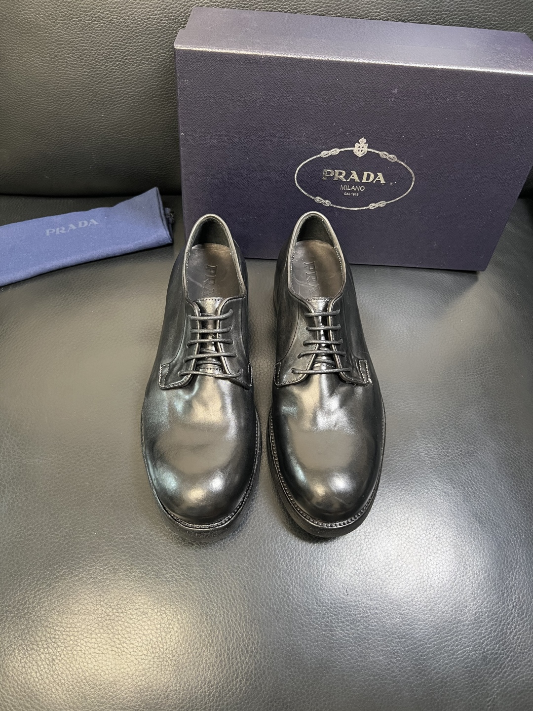 Prada 顶级工艺品，普拉达 专柜同步，原厂配置意大利进口水洗马皮面料，进口牛皮内里垫，透气舒适，鞋底