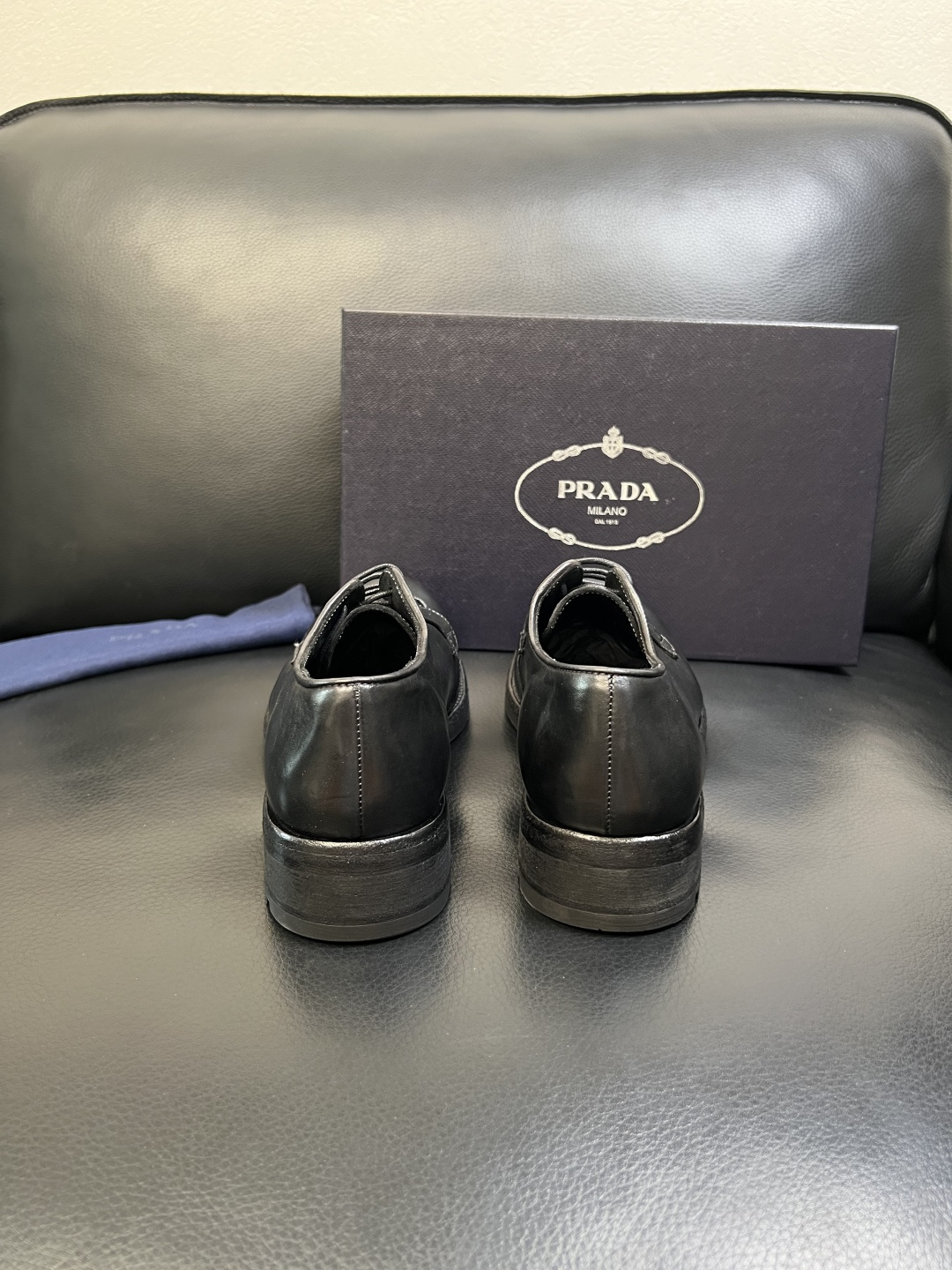 Prada 顶级工艺品，普拉达 专柜同步，原厂配置意大利进口水洗马皮面料，进口牛皮内里垫，透气舒适，鞋底