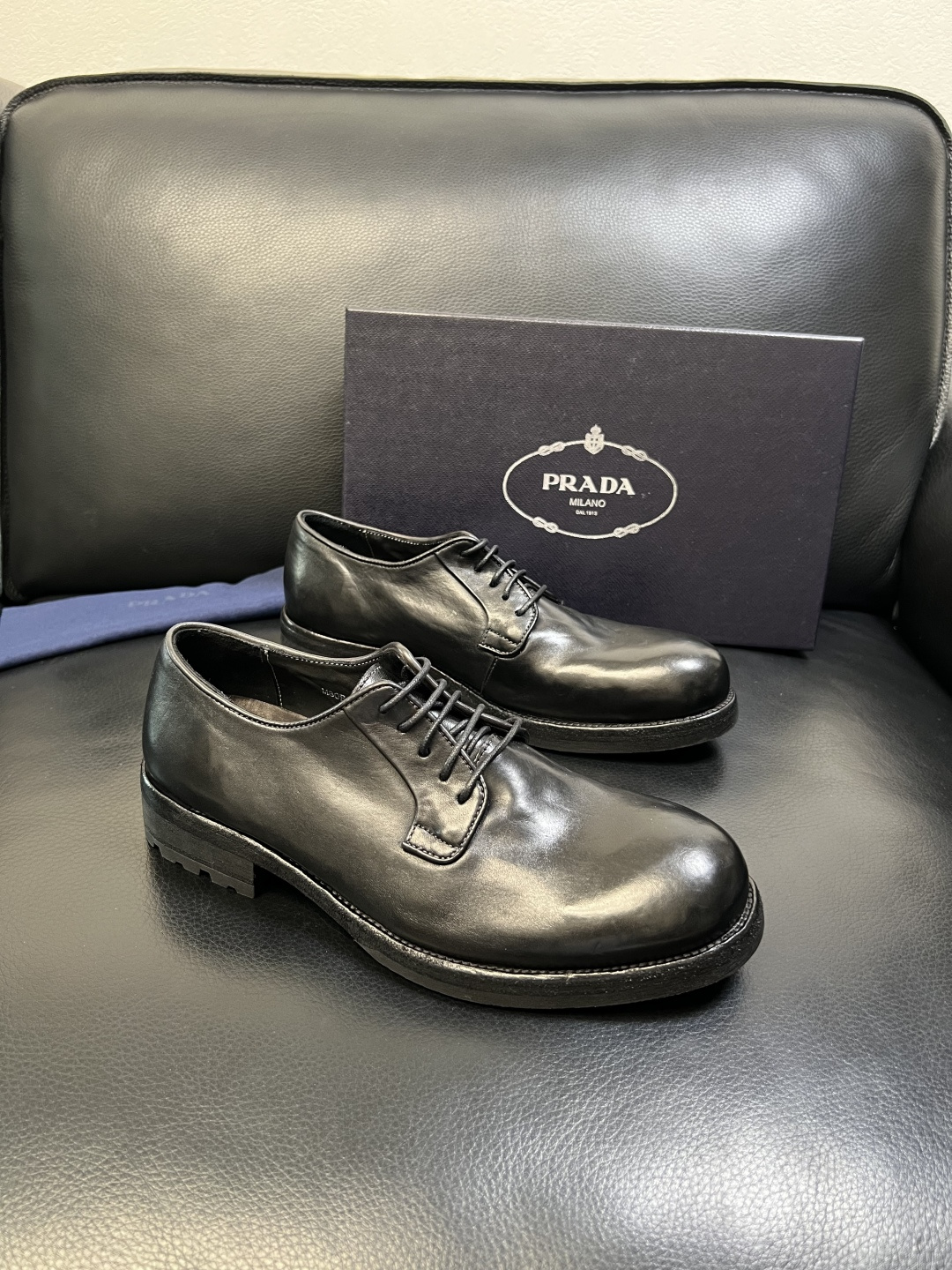 Prada 顶级工艺品，普拉达 专柜同步，原厂配置意大利进口水洗马皮面料，进口牛皮内里垫，透气舒适，鞋底