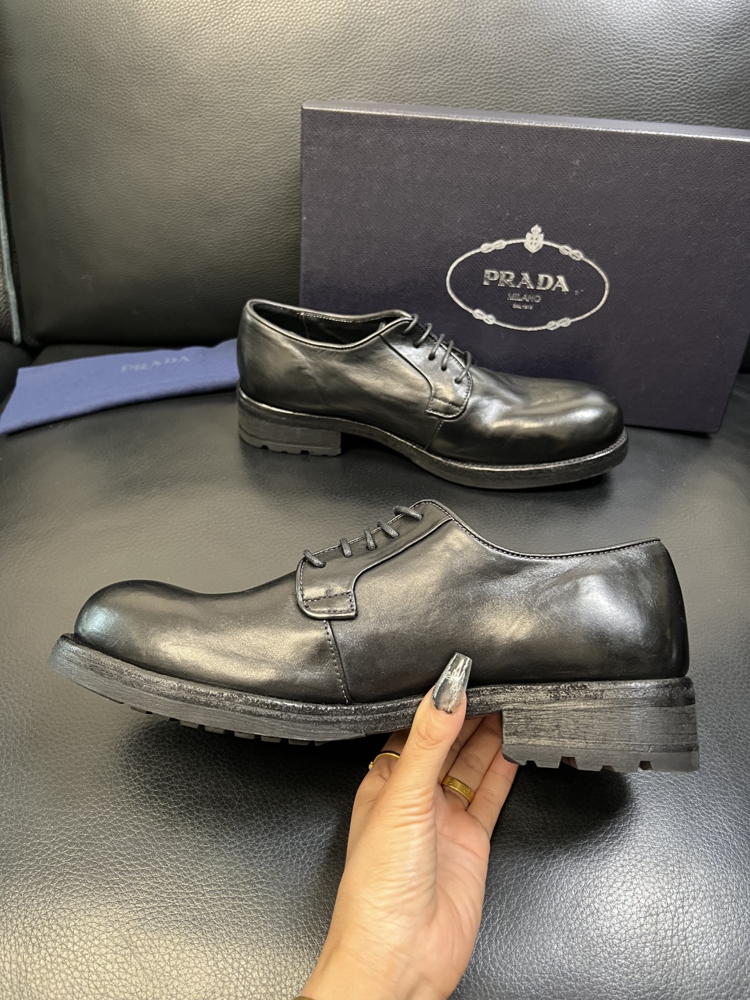 Prada 顶级工艺品，普拉达 专柜同步，原厂配置意大利进口水洗马皮面料，进口牛皮内里垫，透气舒适，鞋底