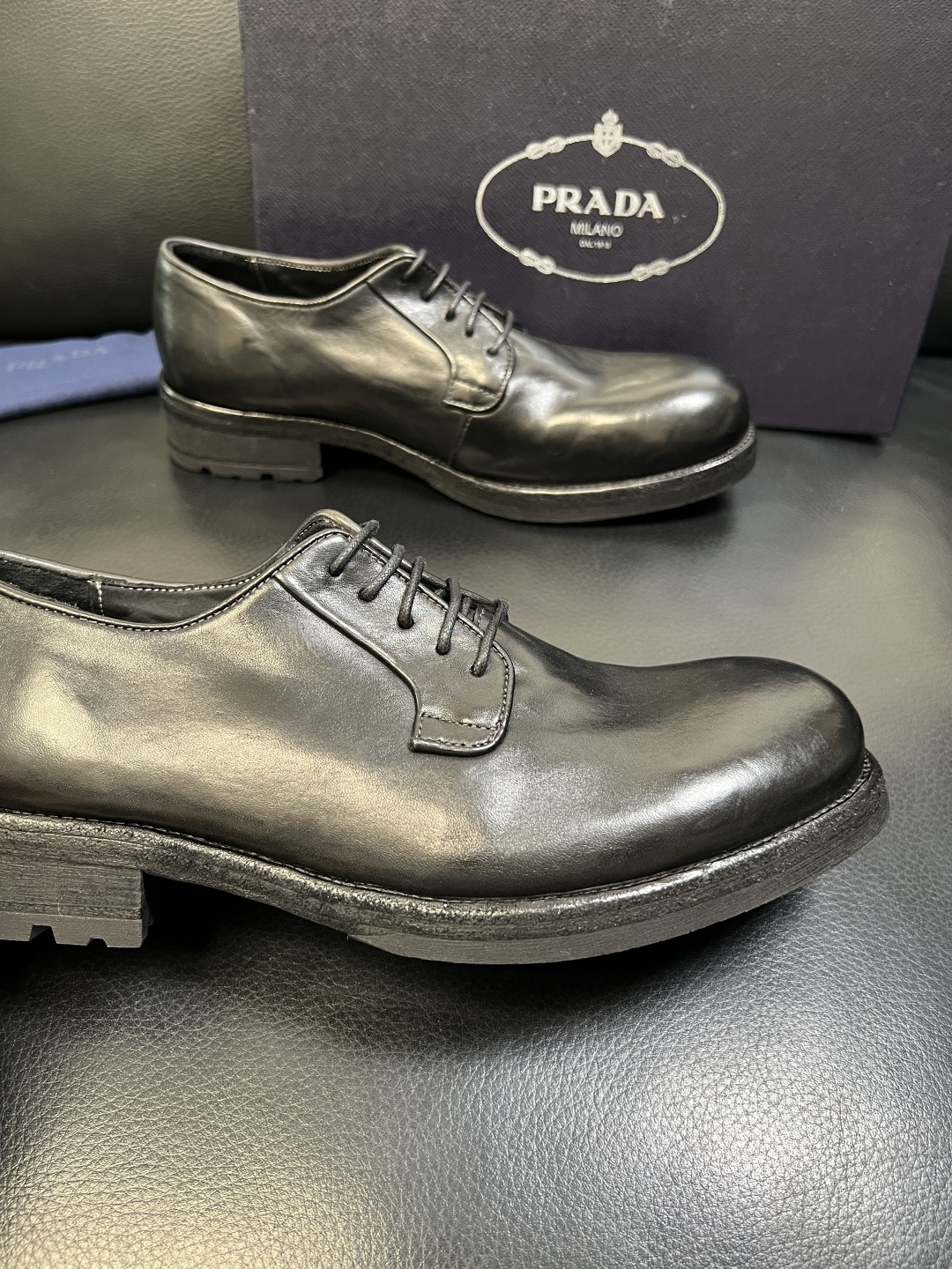 Prada 顶级工艺品，普拉达 专柜同步，原厂配置意大利进口水洗马皮面料，进口牛皮内里垫，透气舒适，鞋底