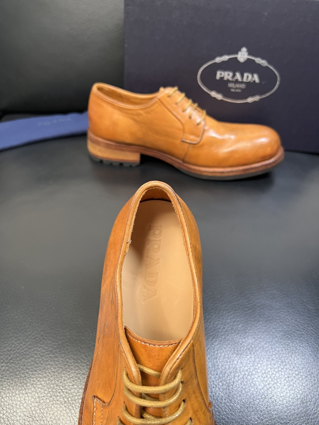 Prada 顶级工艺品，普拉达 专柜同步，原厂配置意大利进口水洗马皮面料，进口牛皮内里垫，透气舒适，鞋底