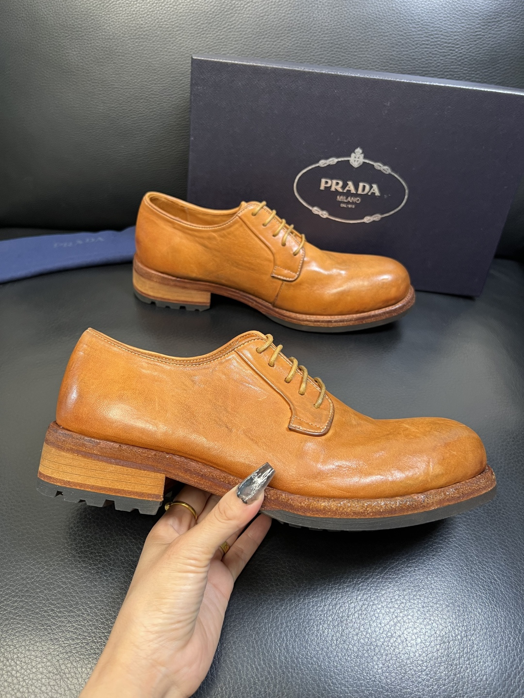 Prada 顶级工艺品，普拉达 专柜同步，原厂配置意大利进口水洗马皮面料，进口牛皮内里垫，透气舒适，鞋底