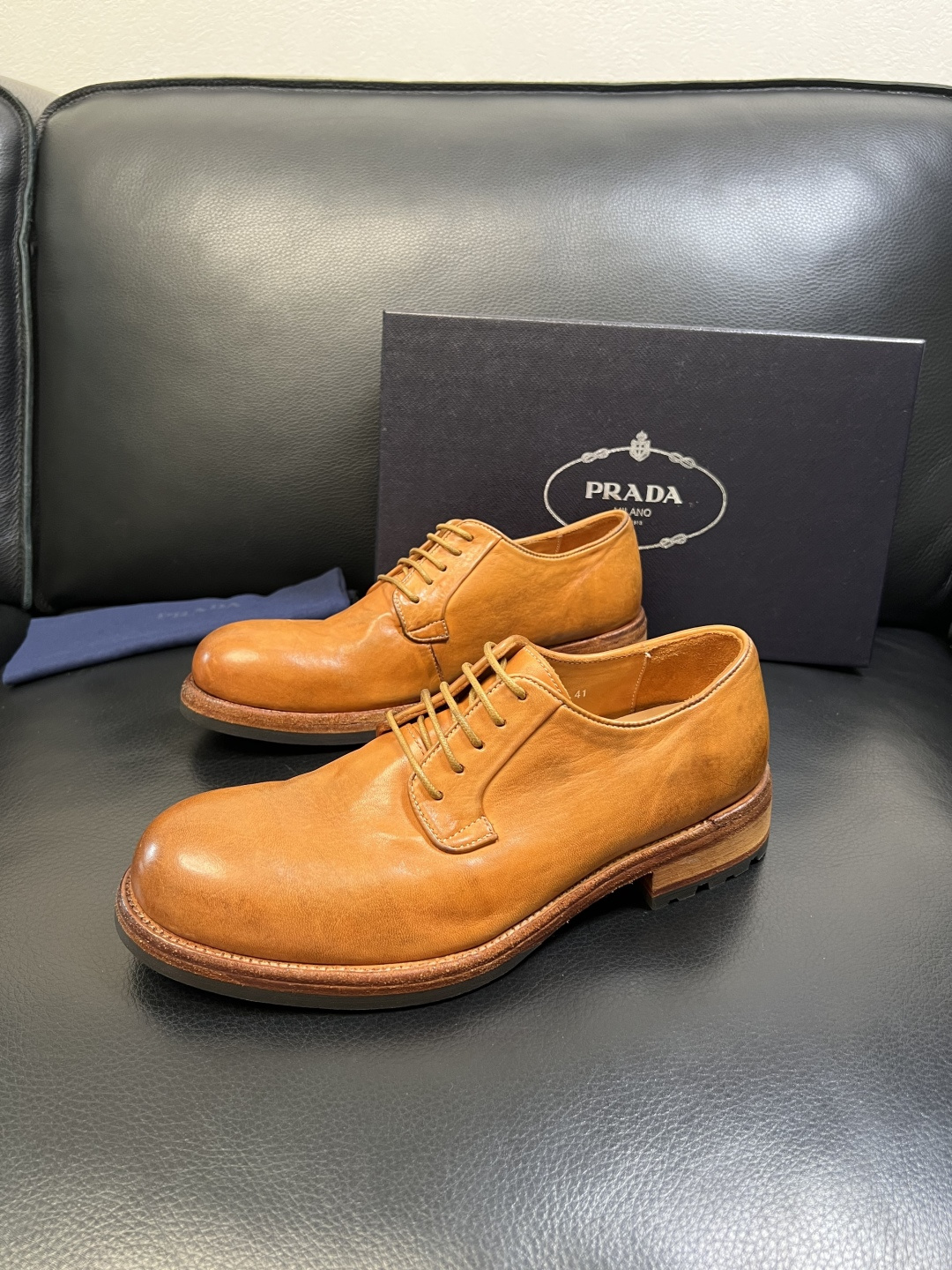 Prada 顶级工艺品，普拉达 专柜同步，原厂配置意大利进口水洗马皮面料，进口牛皮内里垫，透气舒适，鞋底