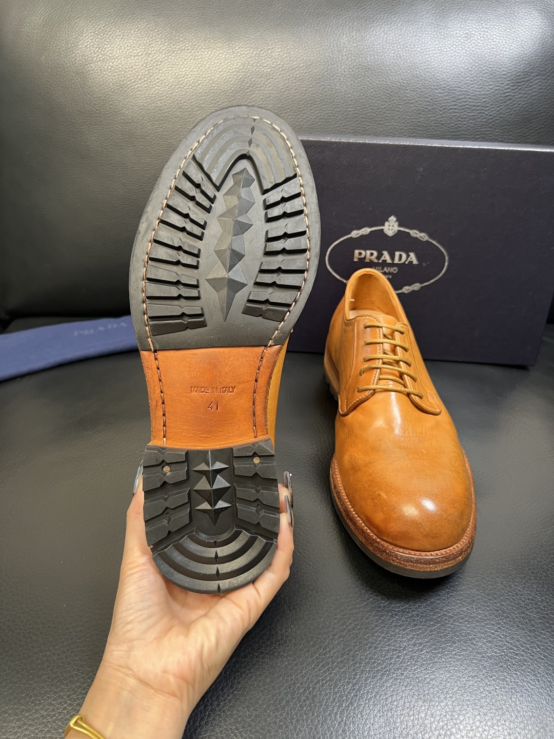 Prada 顶级工艺品，普拉达 专柜同步，原厂配置意大利进口水洗马皮面料，进口牛皮内里垫，透气舒适，鞋底