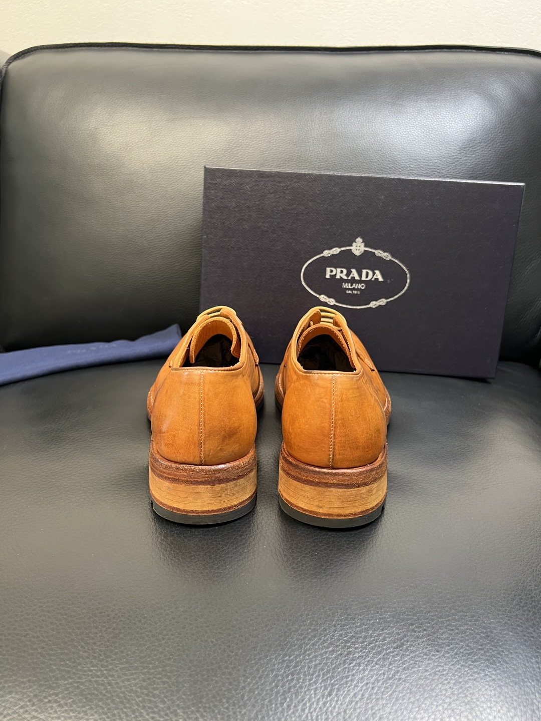 Prada 顶级工艺品，普拉达 专柜同步，原厂配置意大利进口水洗马皮面料，进口牛皮内里垫，透气舒适，鞋底