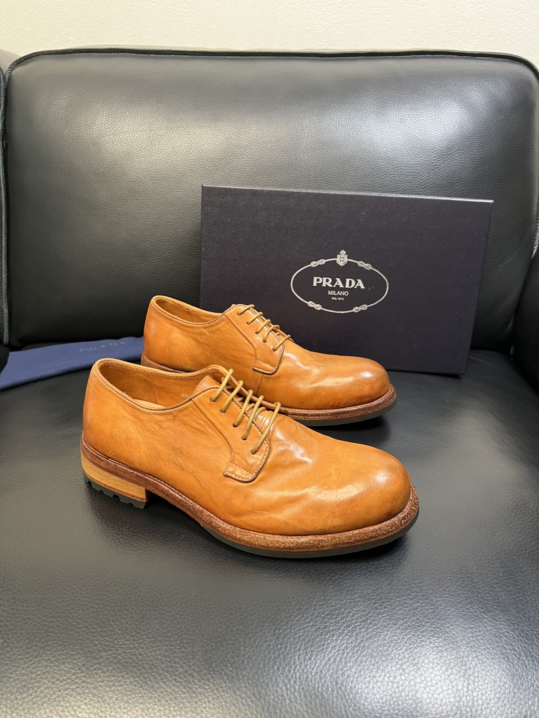 Prada 顶级工艺品，普拉达 专柜同步，原厂配置意大利进口水洗马皮面料，进口牛皮内里垫，透气舒适，鞋底