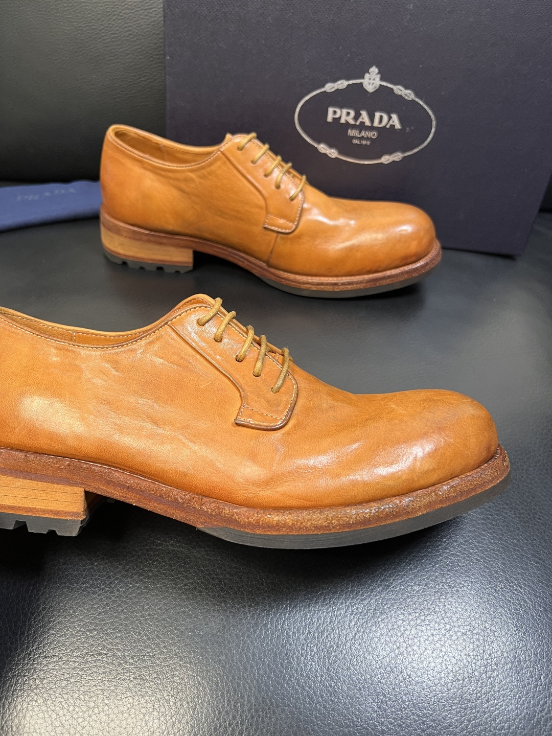 Prada 顶级工艺品，普拉达 专柜同步，原厂配置意大利进口水洗马皮面料，进口牛皮内里垫，透气舒适，鞋底