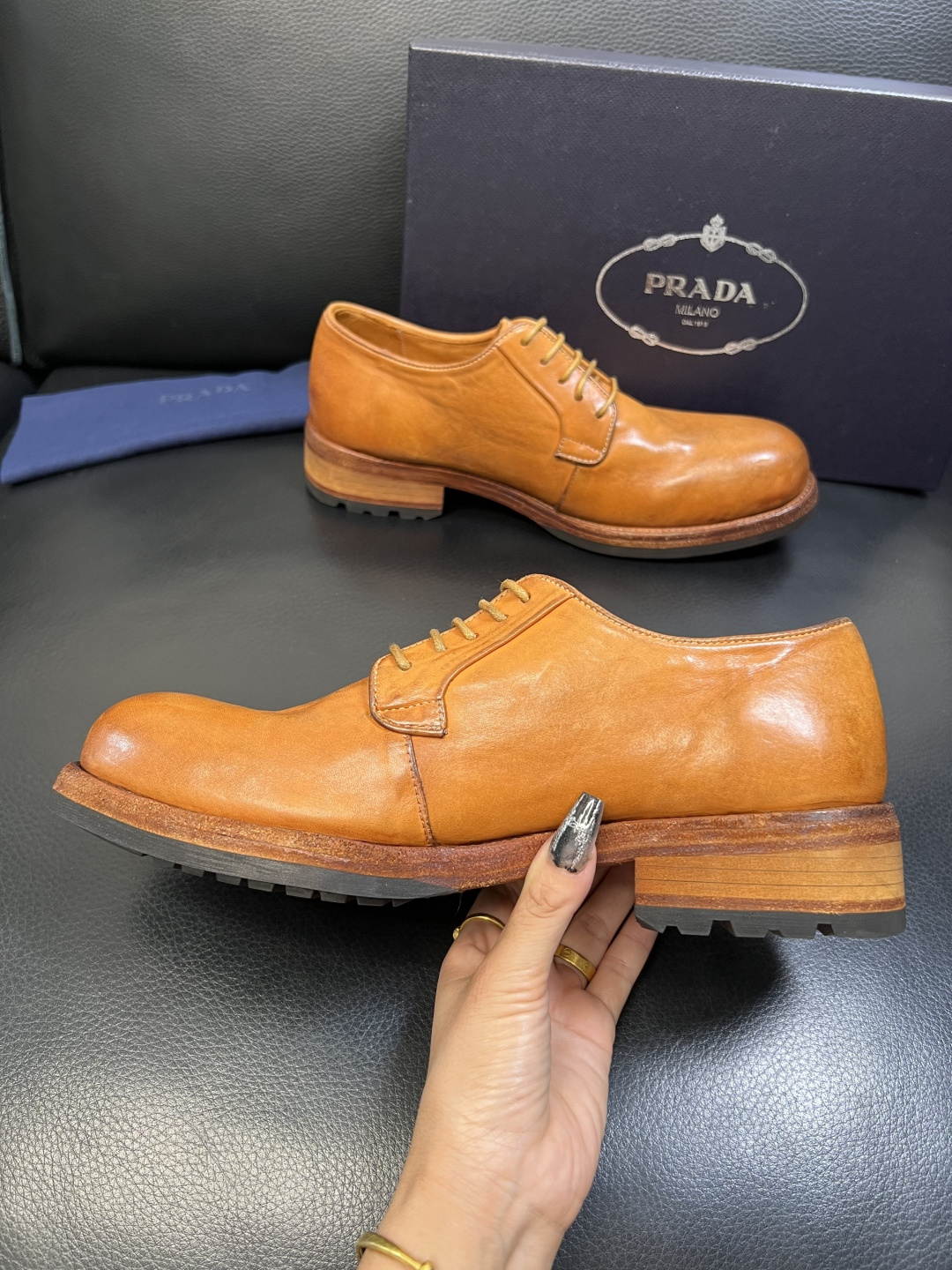 Prada 顶级工艺品，普拉达 专柜同步，原厂配置意大利进口水洗马皮面料，进口牛皮内里垫，透气舒适，鞋底