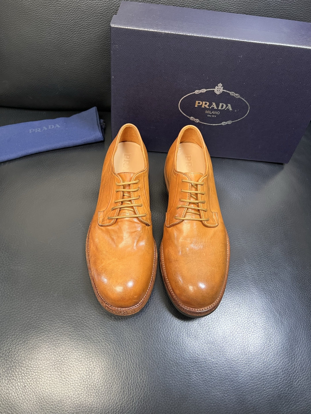 Prada 顶级工艺品，普拉达 专柜同步，原厂配置意大利进口水洗马皮面料，进口牛皮内里垫，透气舒适，鞋底