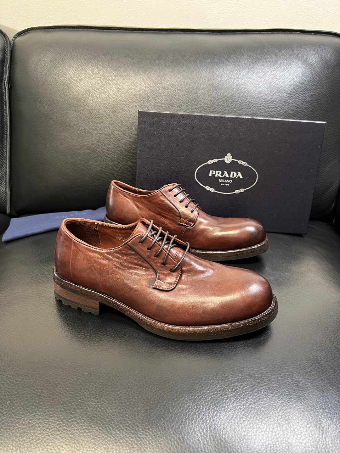 NO:574471,Prada top handicrafts, synchronized with Prada counters, original factory configuration of washed horsehide fabric imported from Italy, imported cowhide lining, breathable and comfortable, original soles specially provided by the original factory, original factory follow-up goods, high quality, welcome to compare, code number 38-44 (customized 45),, prada, prada, cowhide19860909Prada 顶级工艺品,普拉达 专柜同步,原厂配置意大利进口水洗马皮面料,进口牛皮内里垫,透气舒适,鞋底原厂特供原版底,原厂跟单货 高品质 欢迎对比,码数 38-44（订做 45）,,prada,prada,cowhide,Men's shoes