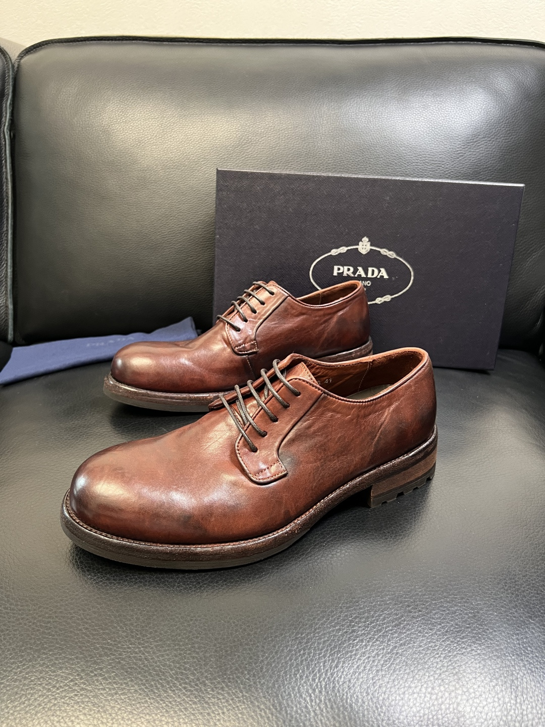 Prada 顶级工艺品，普拉达 专柜同步，原厂配置意大利进口水洗马皮面料，进口牛皮内里垫，透气舒适，鞋底