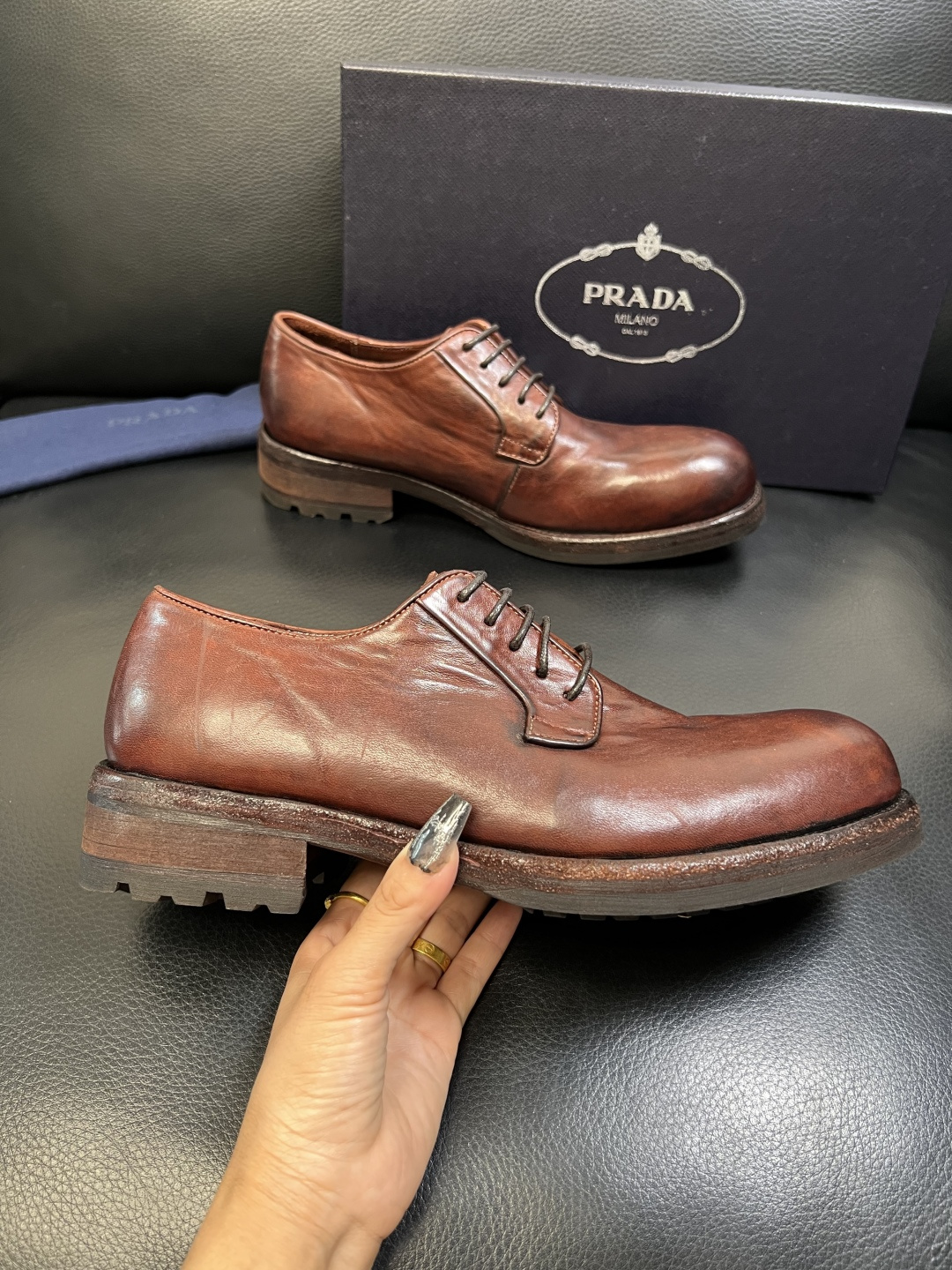 Prada 顶级工艺品，普拉达 专柜同步，原厂配置意大利进口水洗马皮面料，进口牛皮内里垫，透气舒适，鞋底