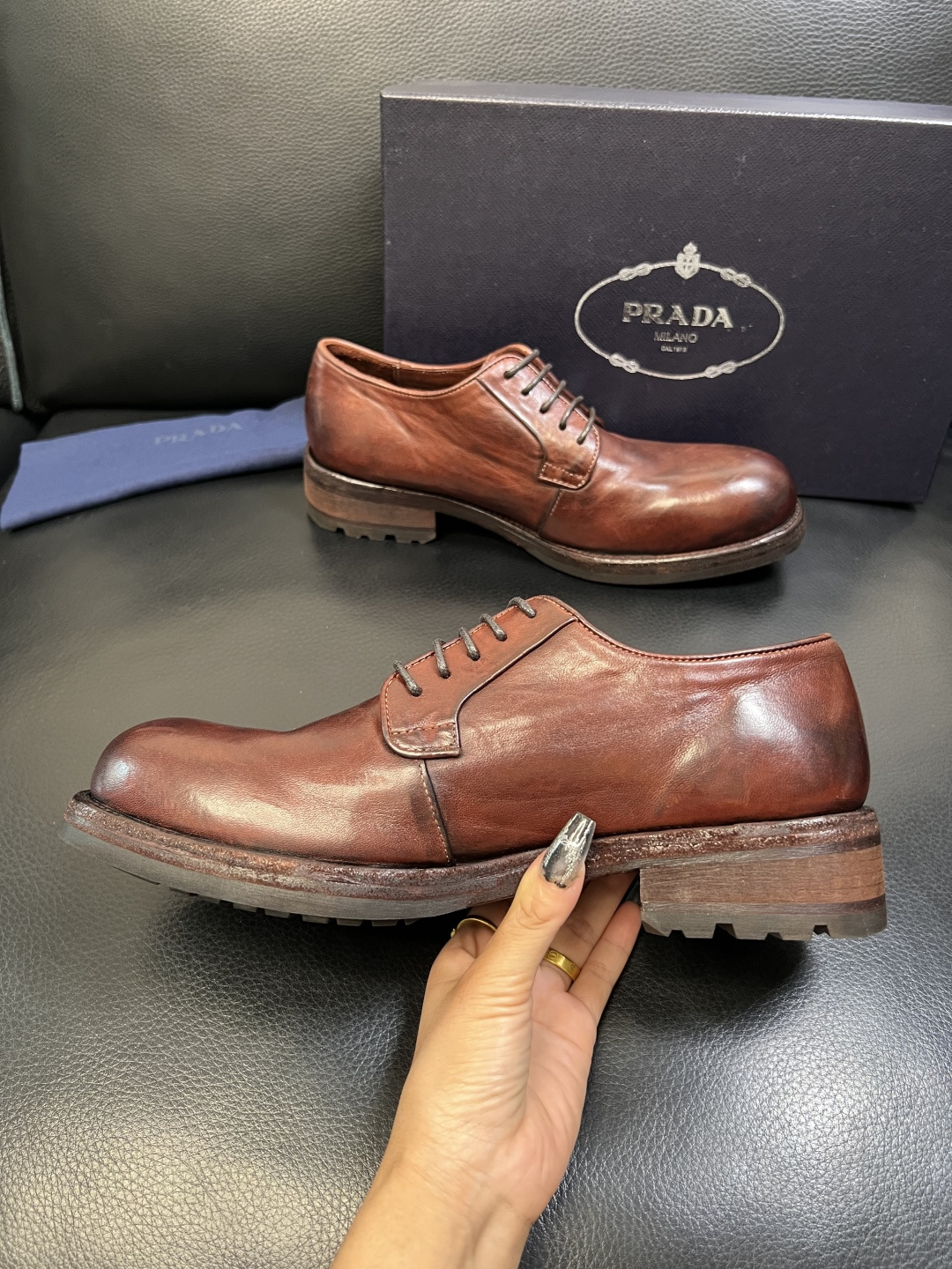 Prada 顶级工艺品，普拉达 专柜同步，原厂配置意大利进口水洗马皮面料，进口牛皮内里垫，透气舒适，鞋底