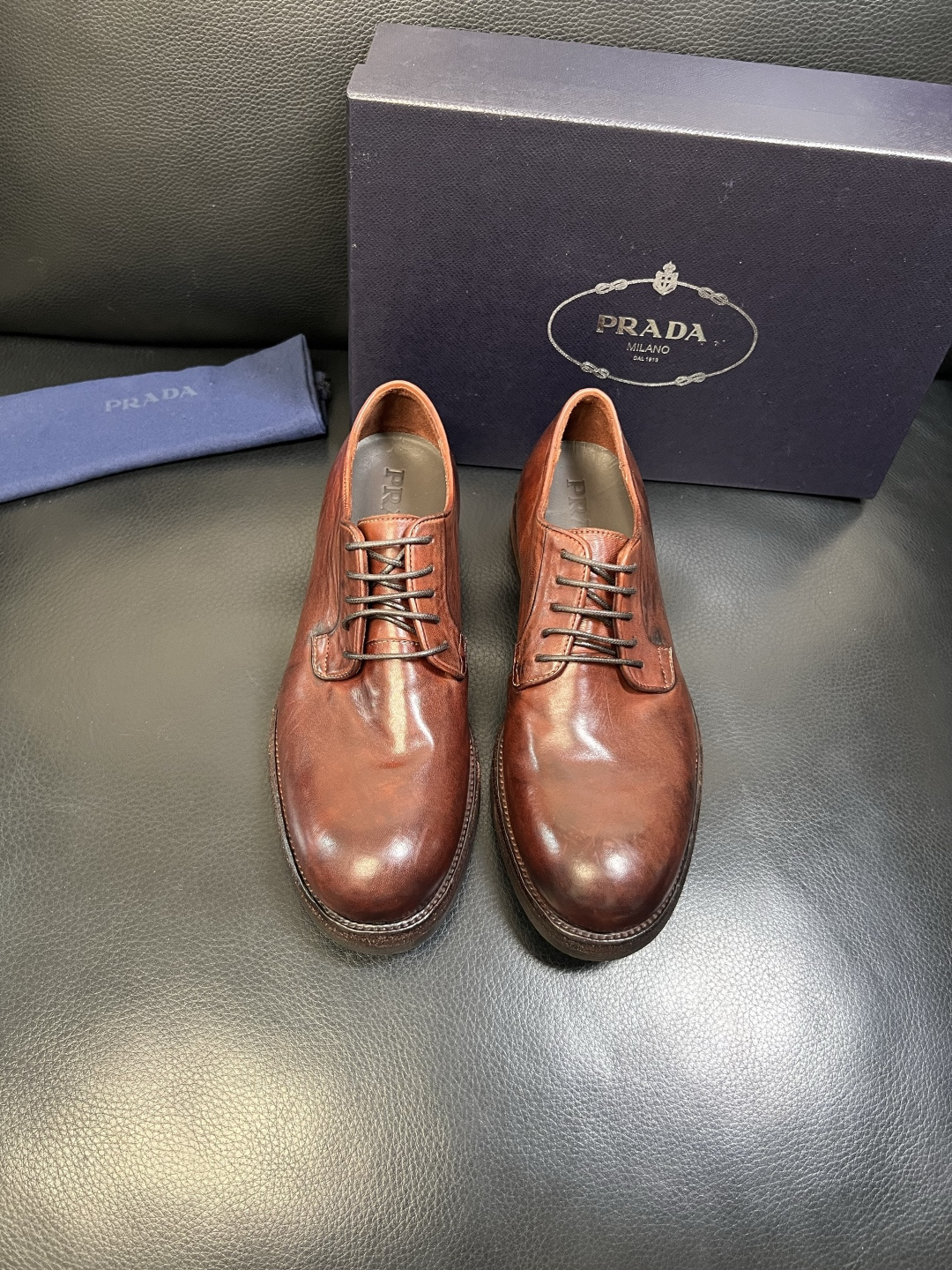 Prada 顶级工艺品，普拉达 专柜同步，原厂配置意大利进口水洗马皮面料，进口牛皮内里垫，透气舒适，鞋底