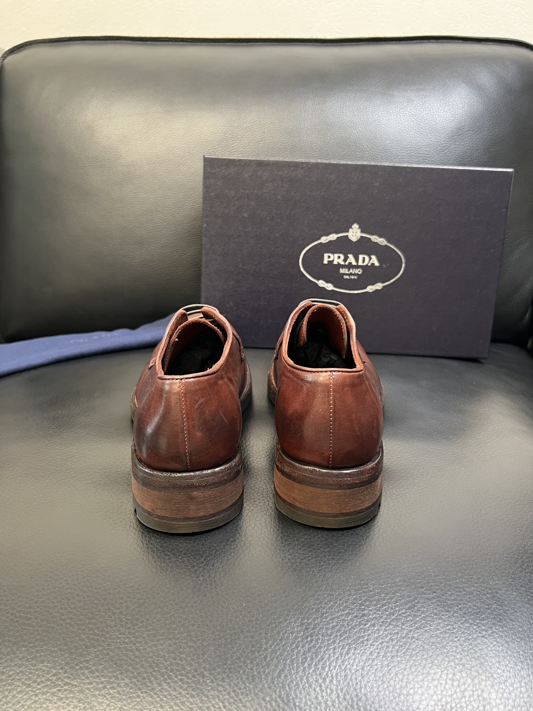 Prada 顶级工艺品，普拉达 专柜同步，原厂配置意大利进口水洗马皮面料，进口牛皮内里垫，透气舒适，鞋底