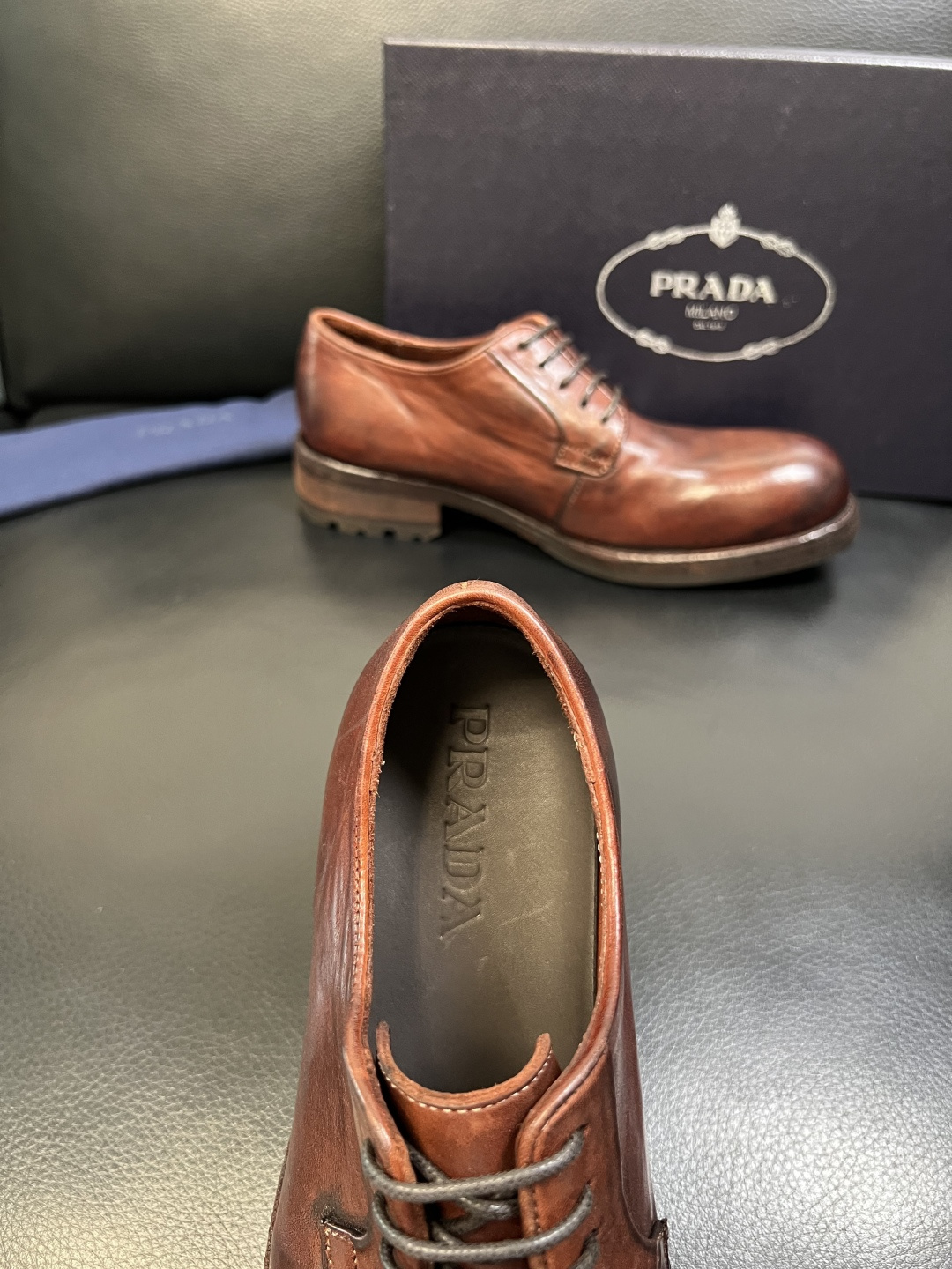 Prada 顶级工艺品，普拉达 专柜同步，原厂配置意大利进口水洗马皮面料，进口牛皮内里垫，透气舒适，鞋底