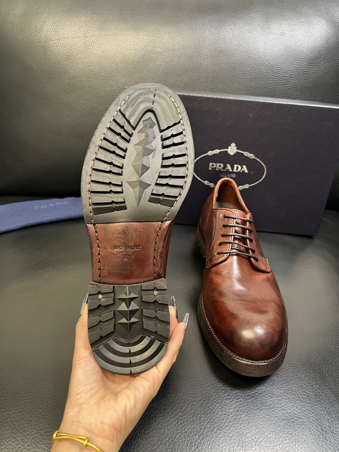 Prada 顶级工艺品，普拉达 专柜同步，原厂配置意大利进口水洗马皮面料，进口牛皮内里垫，透气舒适，鞋底