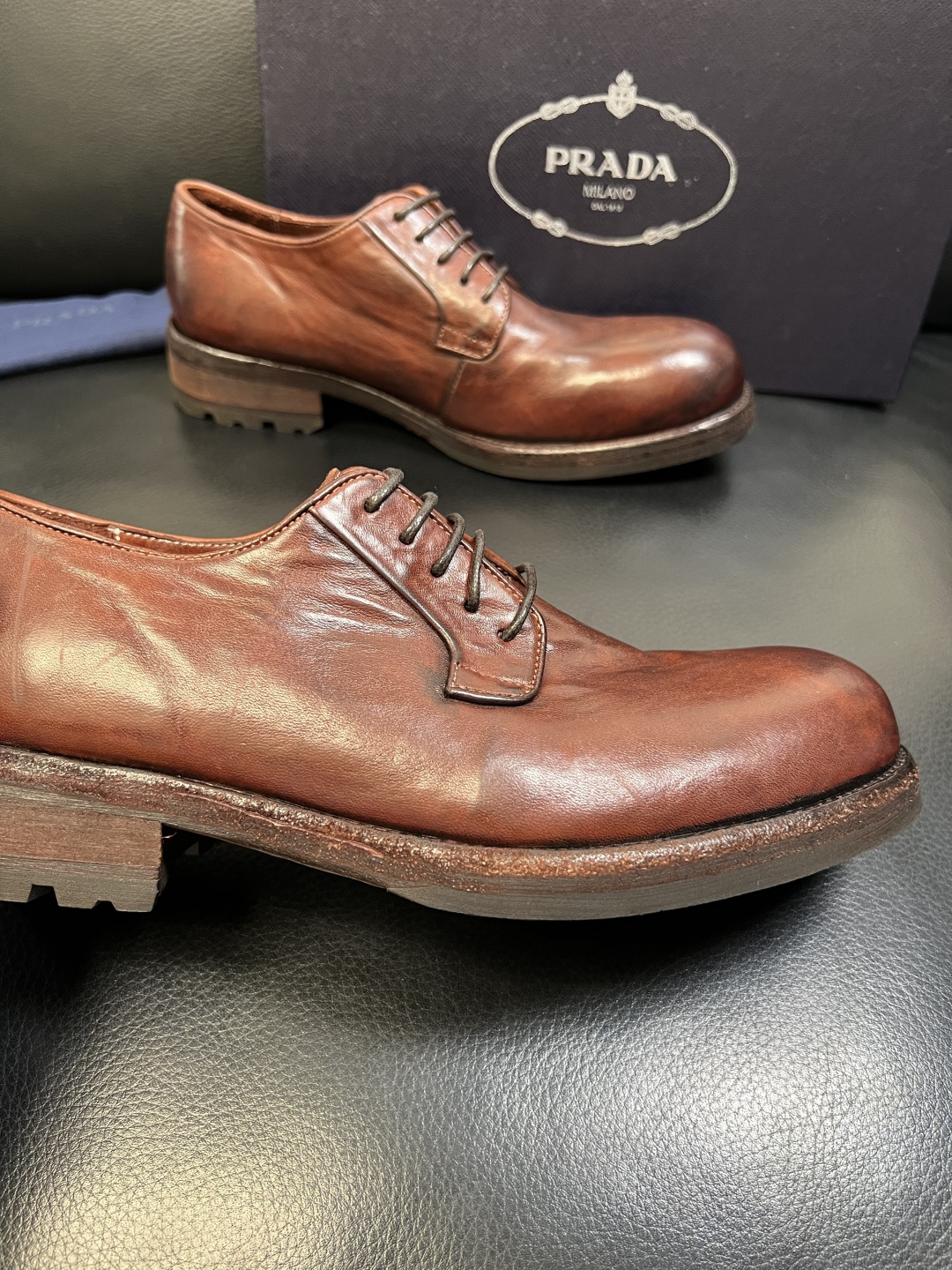 Prada 顶级工艺品，普拉达 专柜同步，原厂配置意大利进口水洗马皮面料，进口牛皮内里垫，透气舒适，鞋底