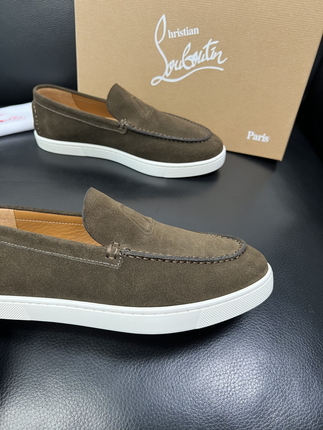 christian louboutin 高品质 顶级工艺品 CL红底 专柜同步原厂配置，意大利进口牛皮面