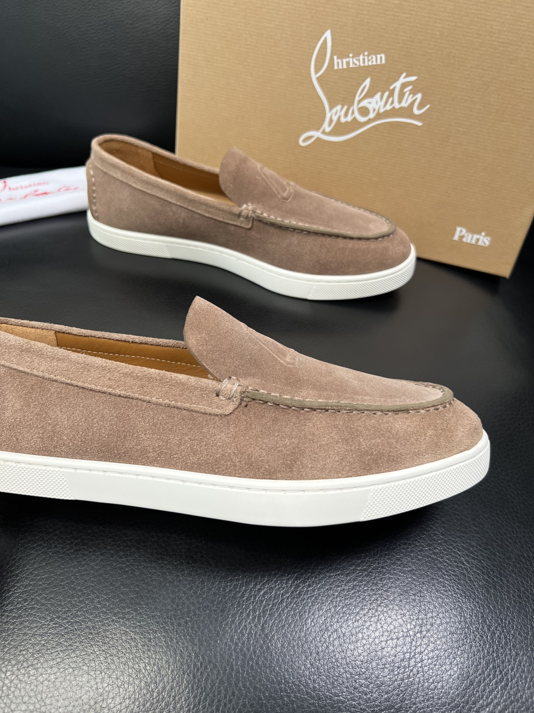 christian louboutin 高品质 顶级工艺品 CL红底 专柜同步原厂配置，意大利进口牛皮面