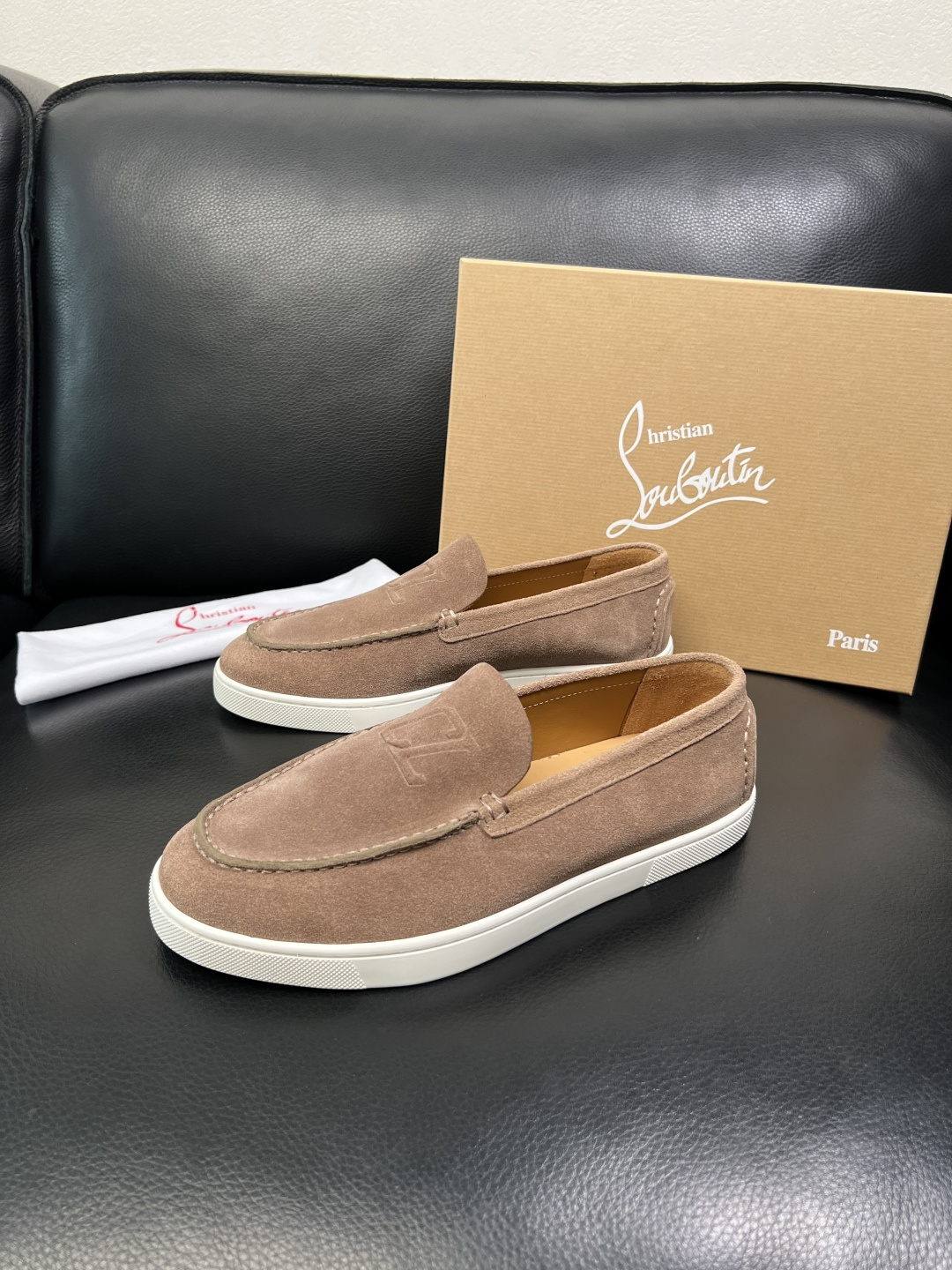 christian louboutin 高品质 顶级工艺品 CL红底 专柜同步原厂配置，意大利进口牛皮面