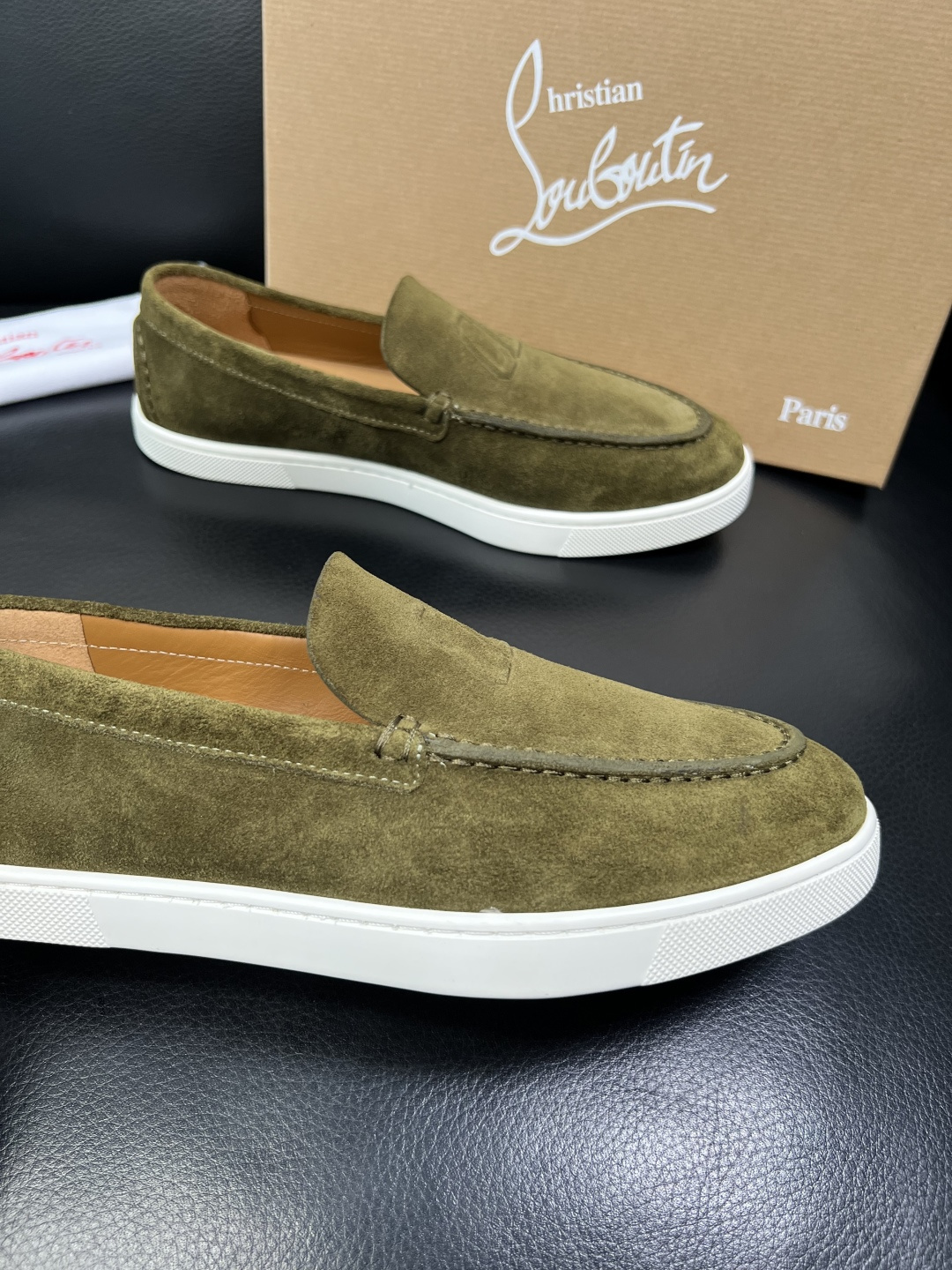 christian louboutin 高品质 顶级工艺品 CL红底 专柜同步原厂配置，意大利进口牛皮面