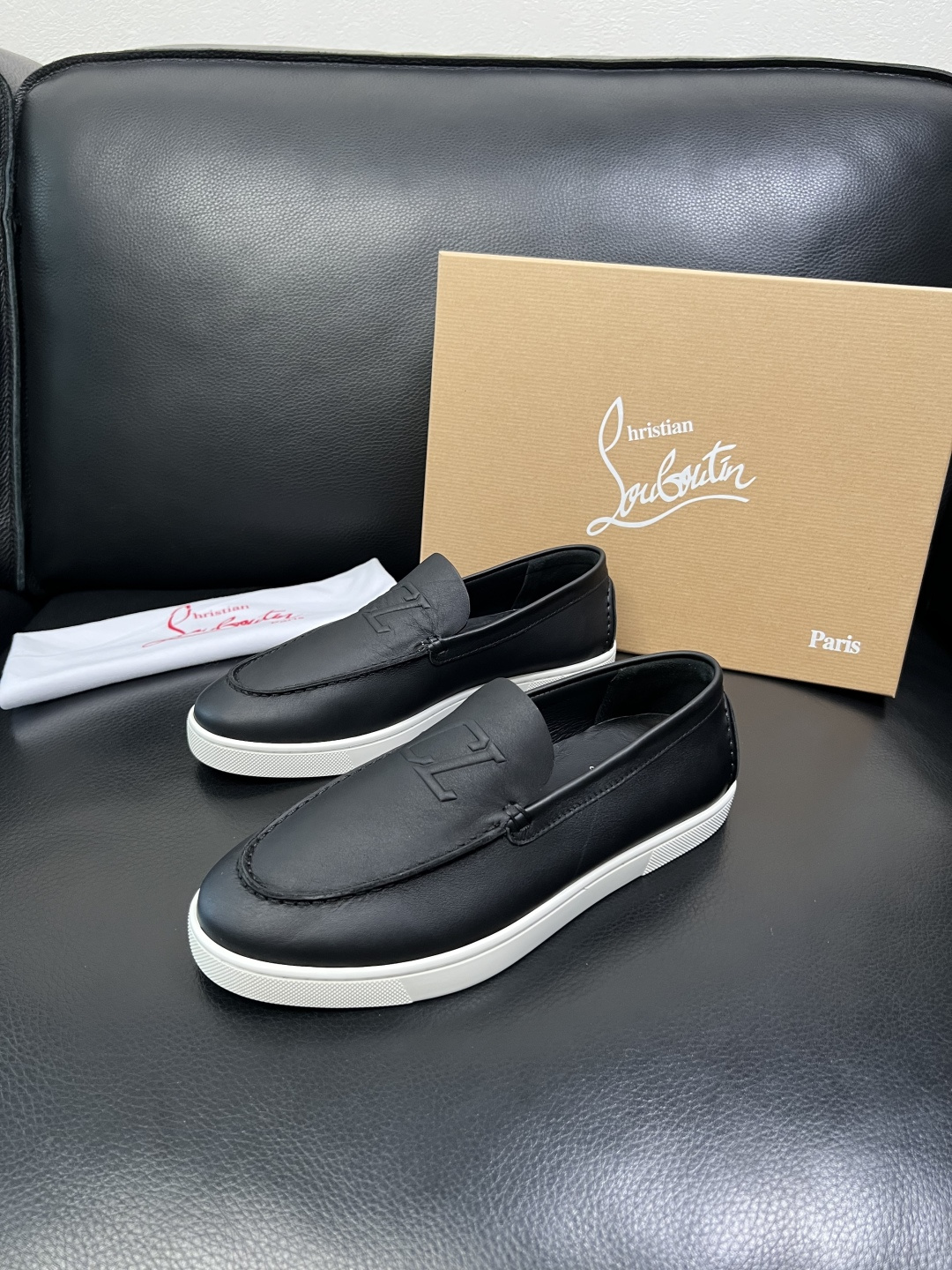 christian louboutin 高品质 顶级工艺品 CL红底 专柜同步原厂配置，意大利进口牛皮面