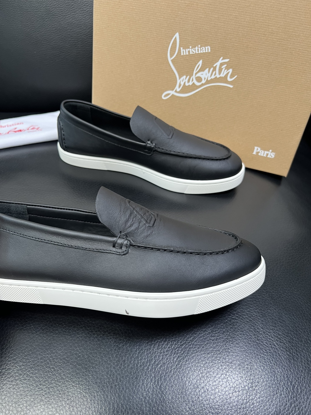 christian louboutin 高品质 顶级工艺品 CL红底 专柜同步原厂配置，意大利进口牛皮面