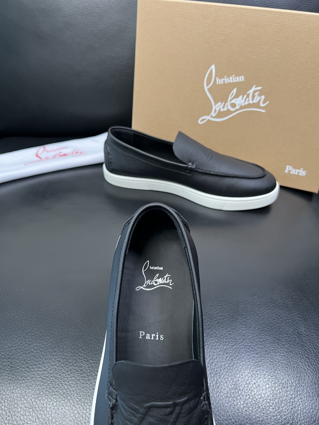 christian louboutin 高品质 顶级工艺品 CL红底 专柜同步原厂配置，意大利进口牛皮面