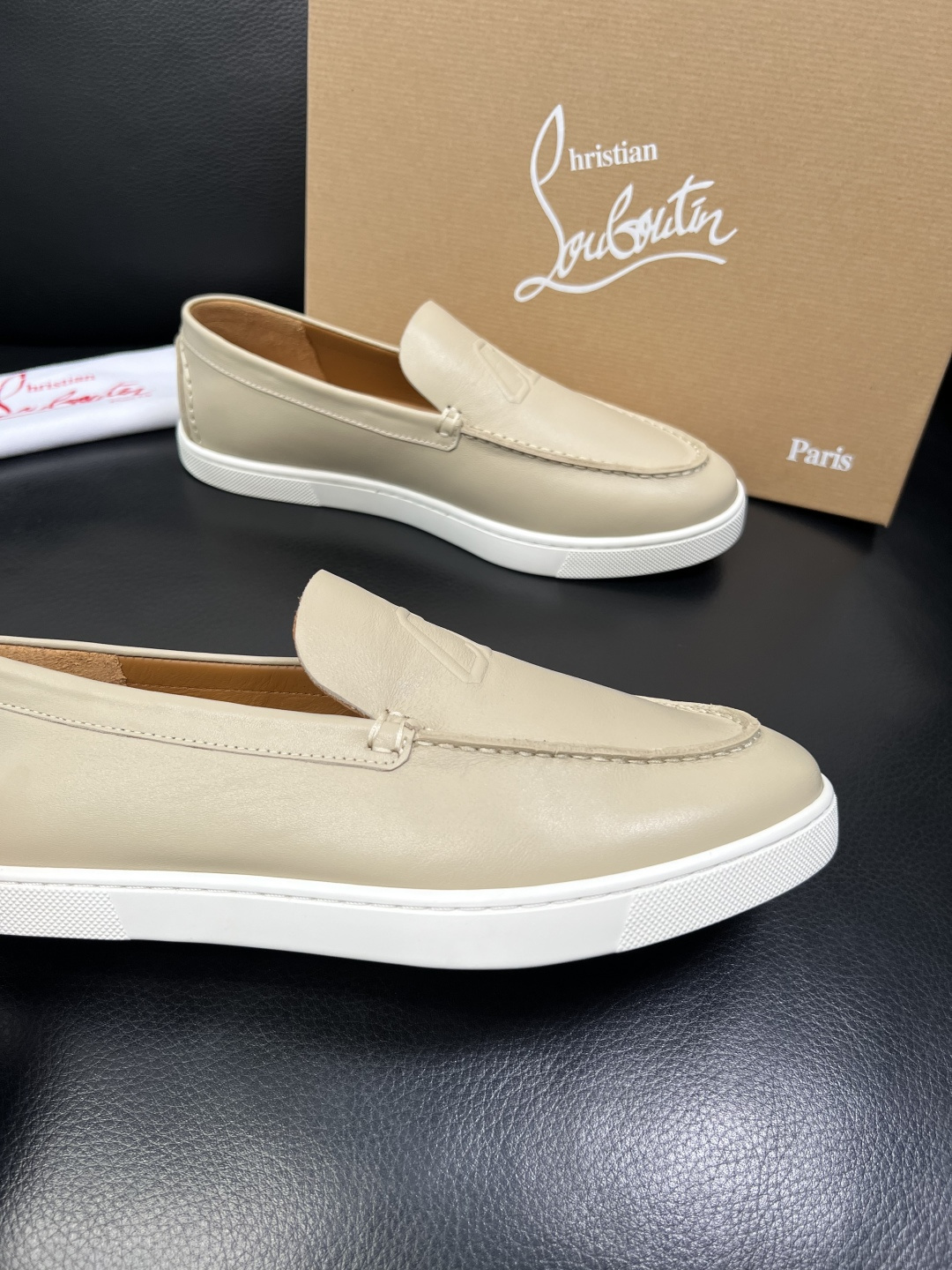 christian louboutin 高品质 顶级工艺品 CL红底 专柜同步原厂配置，意大利进口牛皮面