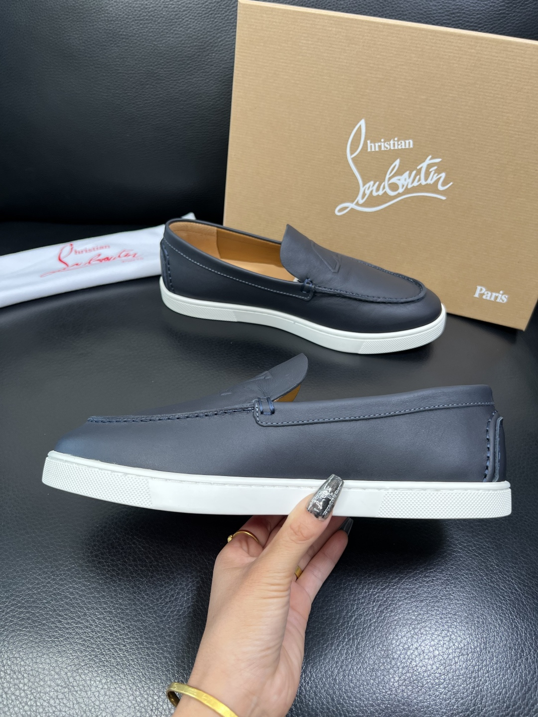 christian louboutin 高品质 顶级工艺品 CL红底 专柜同步原厂配置，意大利进口牛皮面