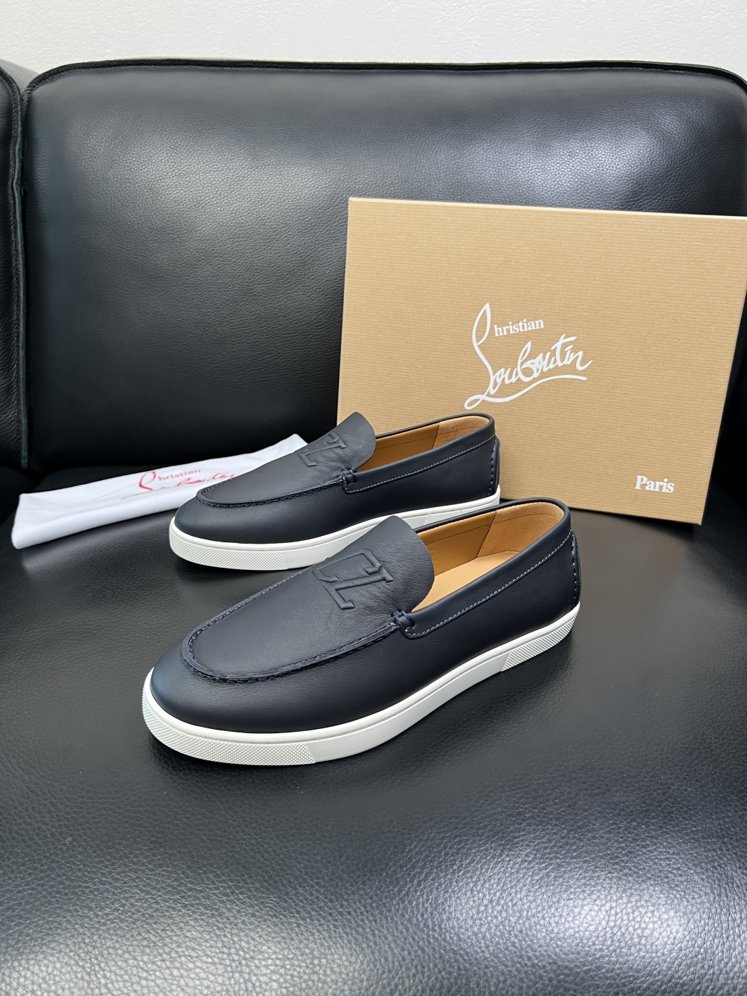 christian louboutin 高品质 顶级工艺品 CL红底 专柜同步原厂配置，意大利进口牛皮面