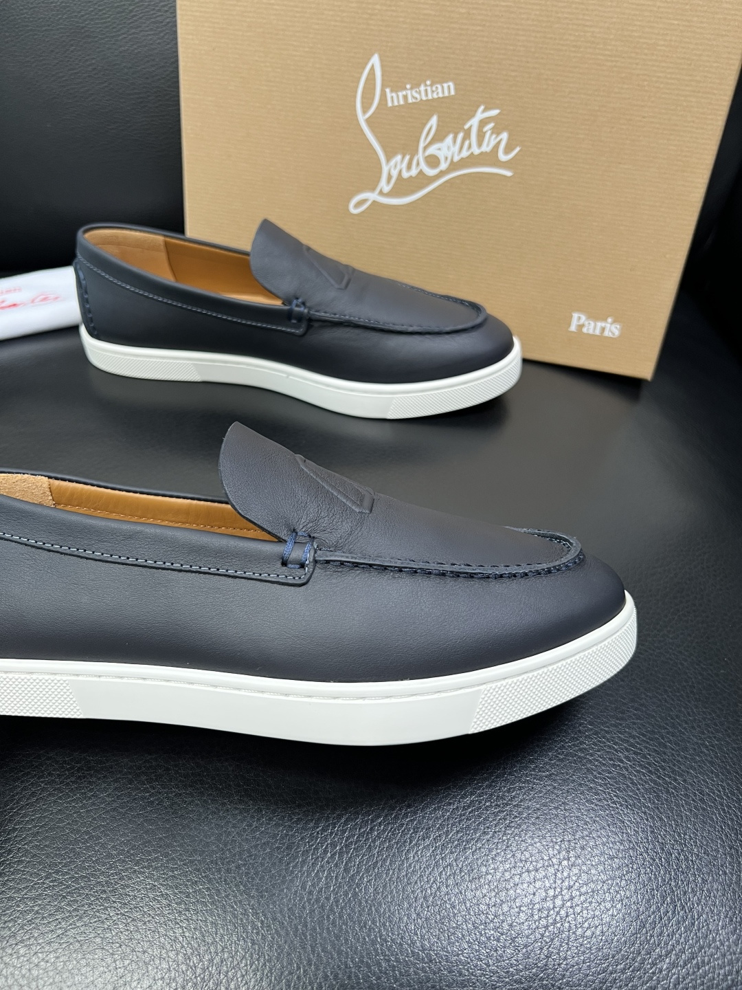 christian louboutin 高品质 顶级工艺品 CL红底 专柜同步原厂配置，意大利进口牛皮面