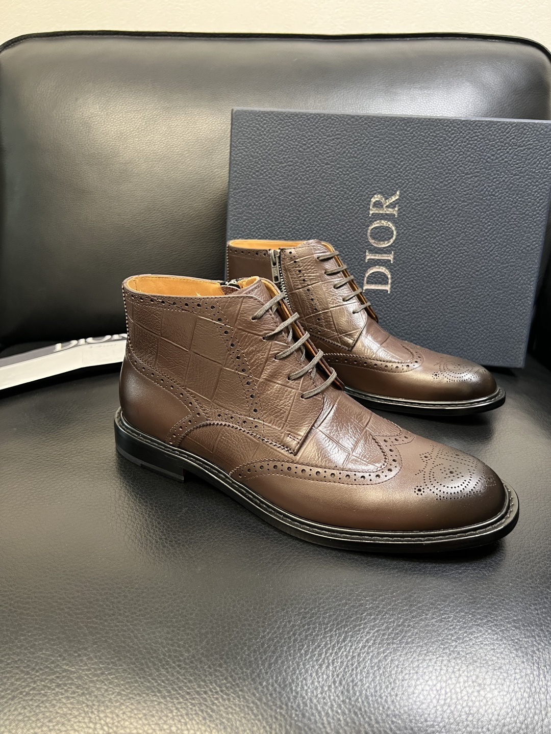 NO:574565,Dior top handicrafts Dior high-top boots are synchronized with the counter. Original factory configuration, original cowhide fabric imported from Italy, breathable and comfortable imported water-dyed cowhide pads, original soles specially provided by the factory and super comfortable, original factory high-quality single goods, you can enter and exit the counter at will, welcome to compare counter synchronization, code number 39-44 (customized 38 45 46), dior, dior, boots, cowhide19860909Dior 顶级工艺品 迪奥 靴子高帮专柜同步 原厂配置,意大利进口原版牛皮面料,透气舒适进口水染牛里垫,鞋底原厂特供原版底超级舒适,原厂跟单货高品质,可随意进出专柜,欢迎对比专柜同步,码数 39-44（订做 38 45 46）,,dior,dior,boots,cowhide,Men's shoes