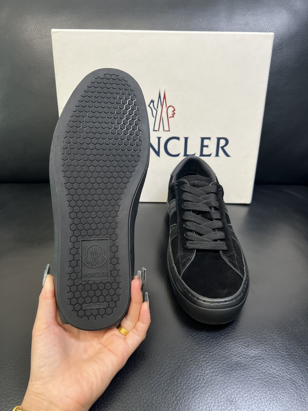 MONCLER 高品质 顶级工艺品 蒙口 新品专柜新款，原厂配置意大利进口牛皮搭配面料，高品质复杂拼接工