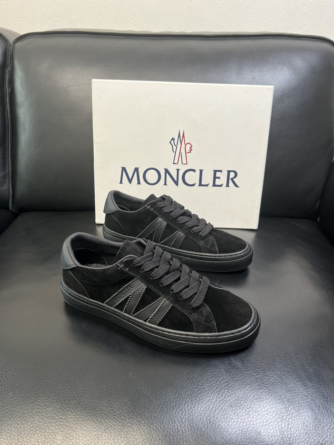 MONCLER 高品质 顶级工艺品 蒙口 新品专柜新款，原厂配置意大利进口牛皮搭配面料，高品质复杂拼接工