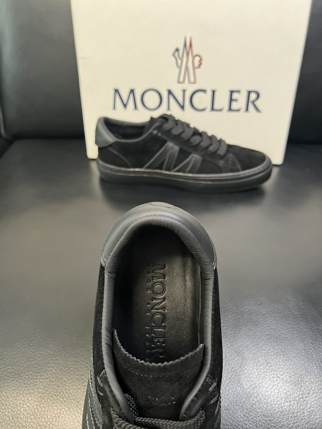 MONCLER 高品质 顶级工艺品 蒙口 新品专柜新款，原厂配置意大利进口牛皮搭配面料，高品质复杂拼接工