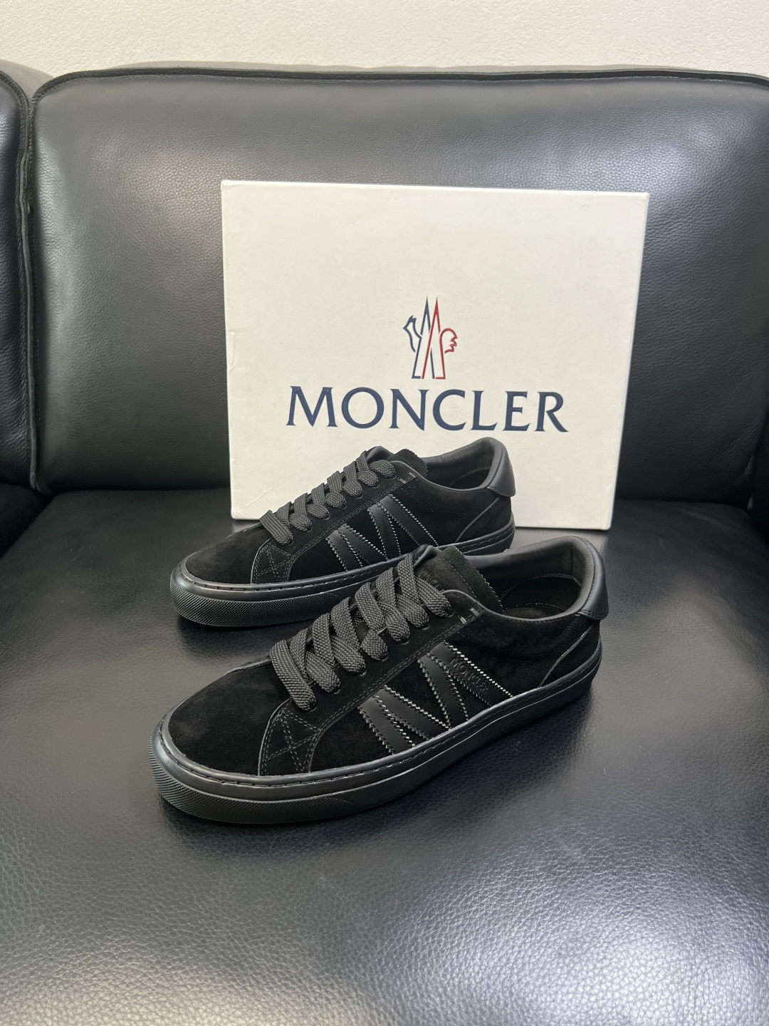 MONCLER 高品质 顶级工艺品 蒙口 新品专柜新款，原厂配置意大利进口牛皮搭配面料，高品质复杂拼接工