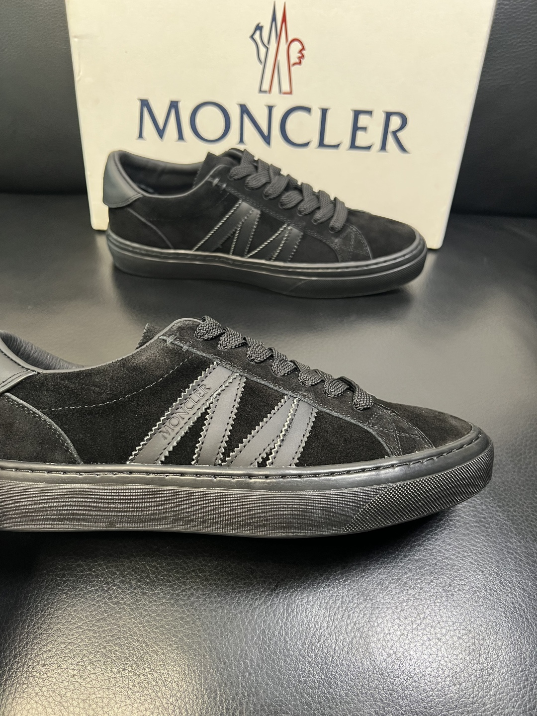 MONCLER 高品质 顶级工艺品 蒙口 新品专柜新款，原厂配置意大利进口牛皮搭配面料，高品质复杂拼接工