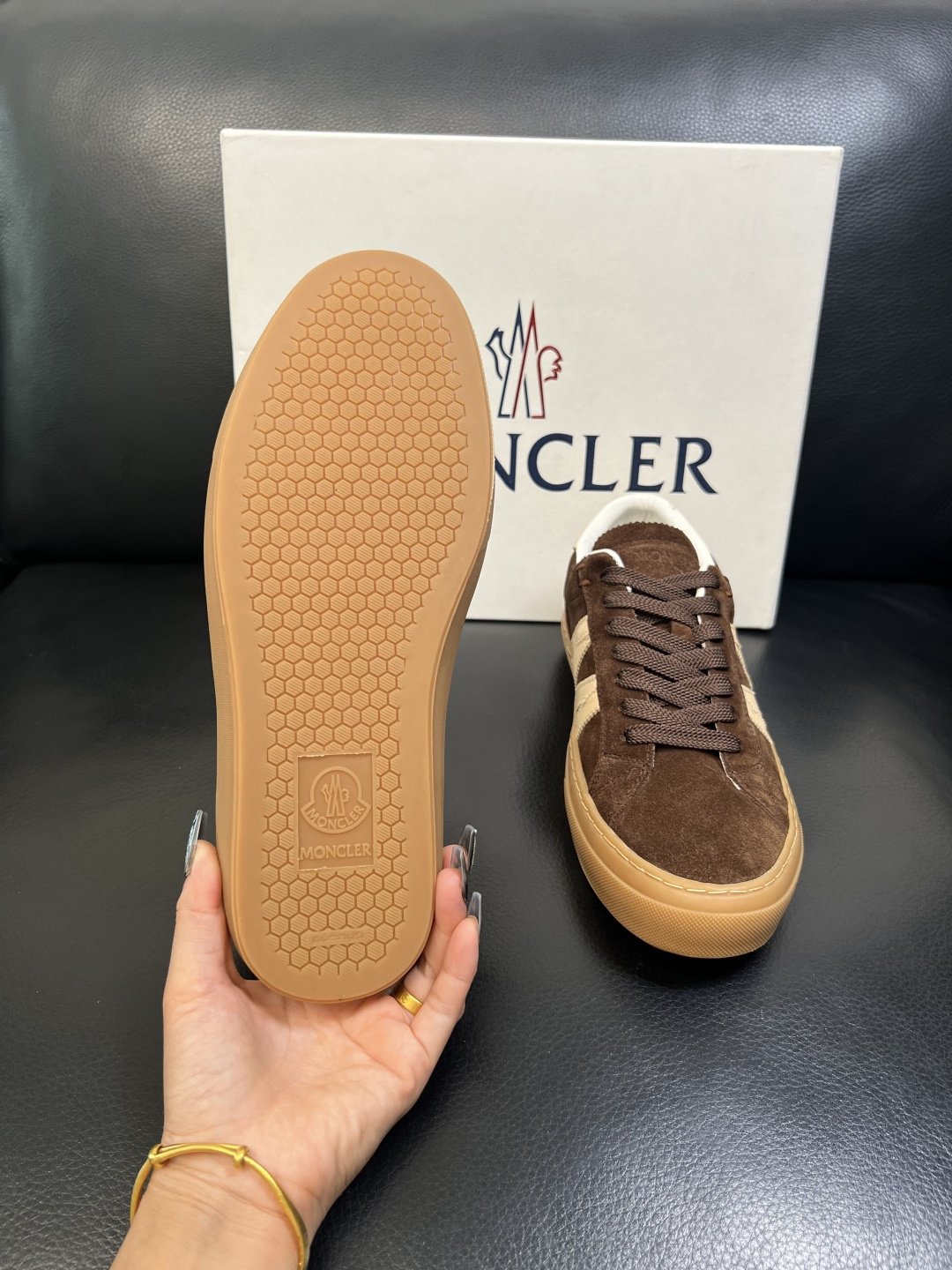 MONCLER 高品质 顶级工艺品 蒙口 新品专柜新款，原厂配置意大利进口牛皮搭配面料，高品质复杂拼接工