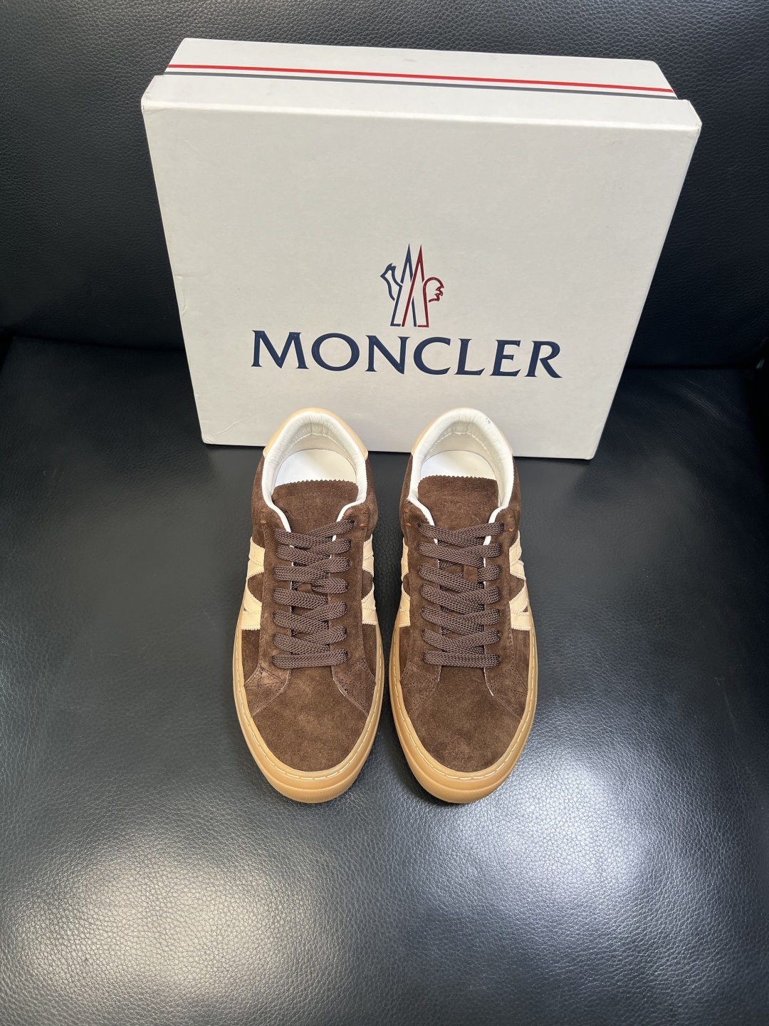 MONCLER 高品质 顶级工艺品 蒙口 新品专柜新款，原厂配置意大利进口牛皮搭配面料，高品质复杂拼接工