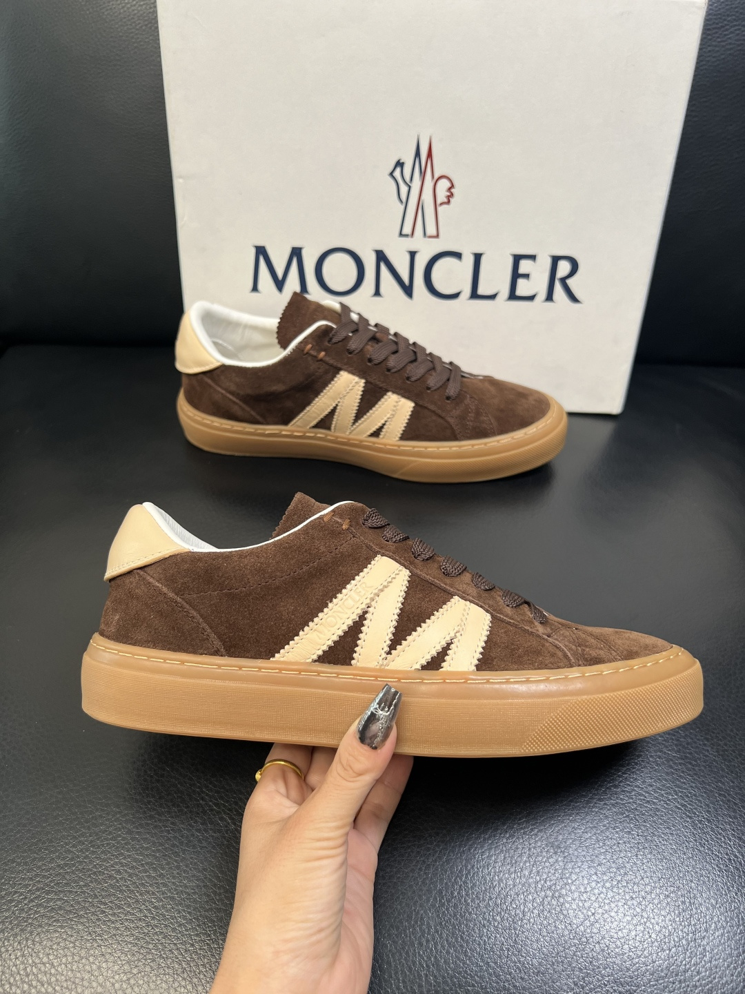 MONCLER 高品质 顶级工艺品 蒙口 新品专柜新款，原厂配置意大利进口牛皮搭配面料，高品质复杂拼接工