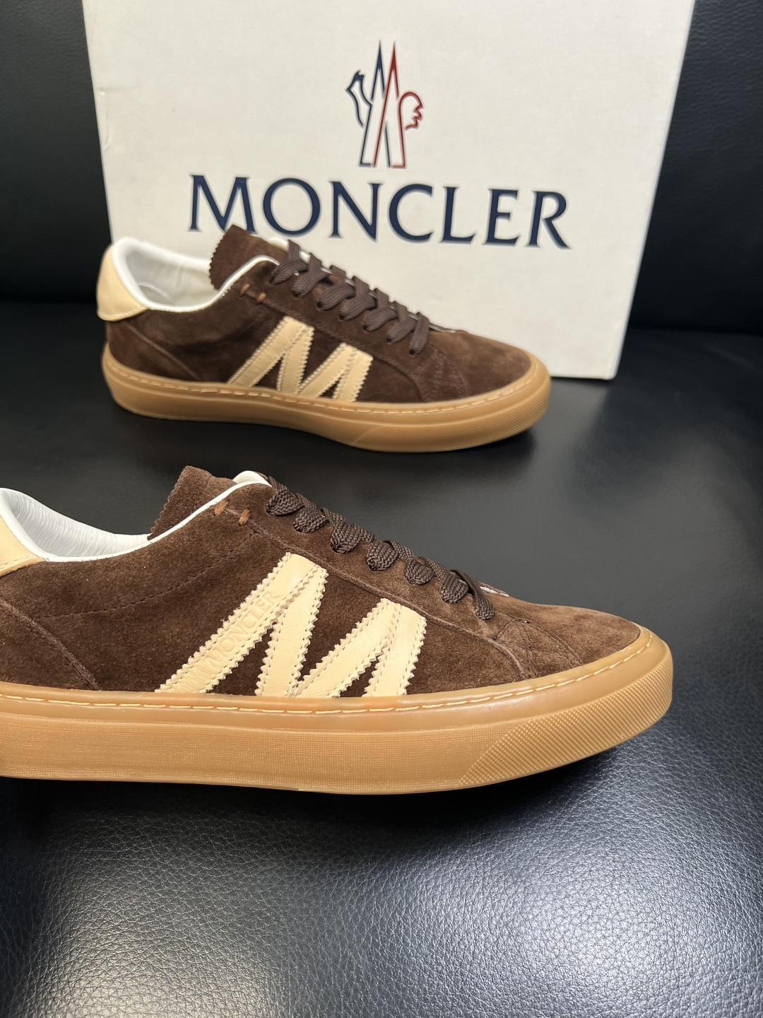 MONCLER 高品质 顶级工艺品 蒙口 新品专柜新款，原厂配置意大利进口牛皮搭配面料，高品质复杂拼接工