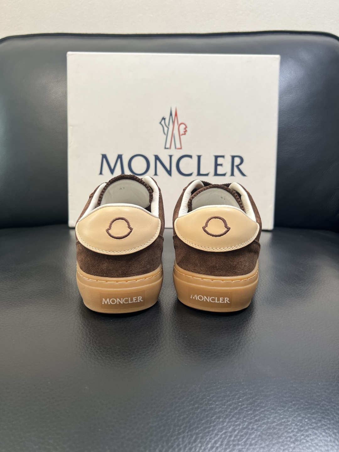 MONCLER 高品质 顶级工艺品 蒙口 新品专柜新款，原厂配置意大利进口牛皮搭配面料，高品质复杂拼接工