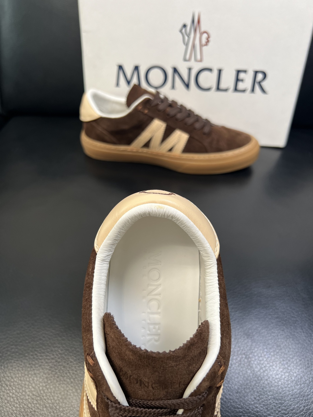 MONCLER 高品质 顶级工艺品 蒙口 新品专柜新款，原厂配置意大利进口牛皮搭配面料，高品质复杂拼接工